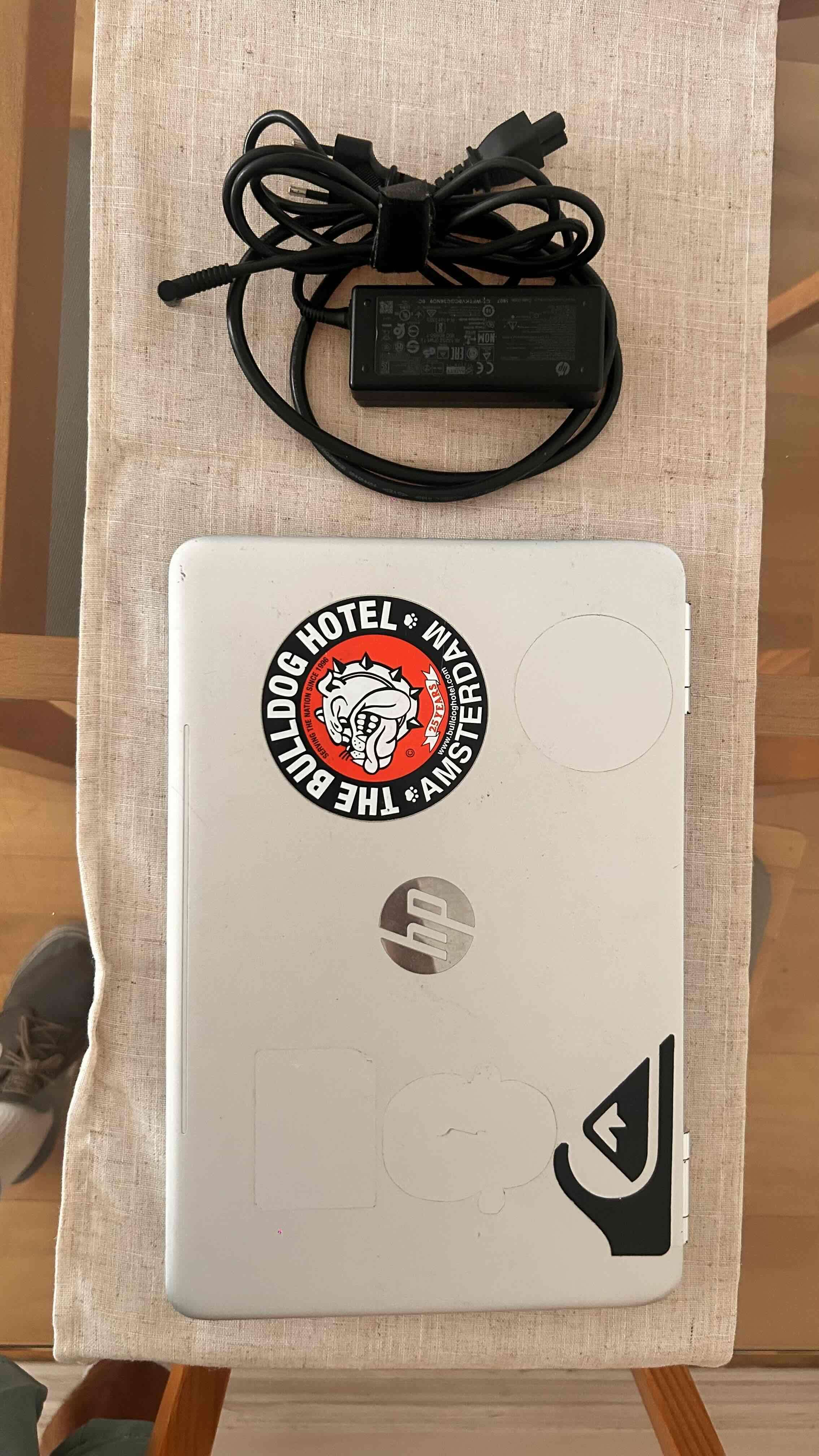 Notebook HP con cargador - 2