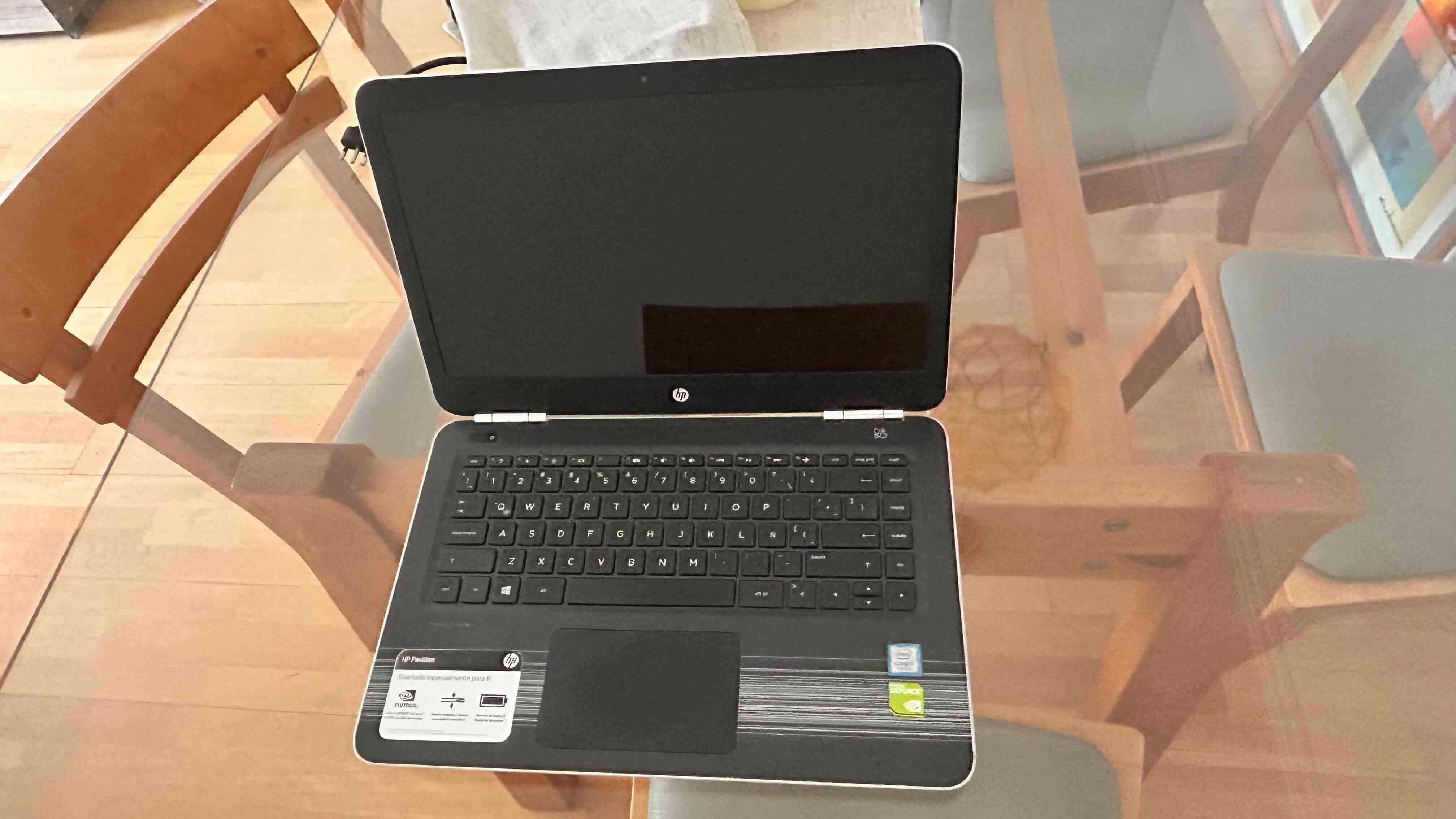 Notebook HP con cargador - 4