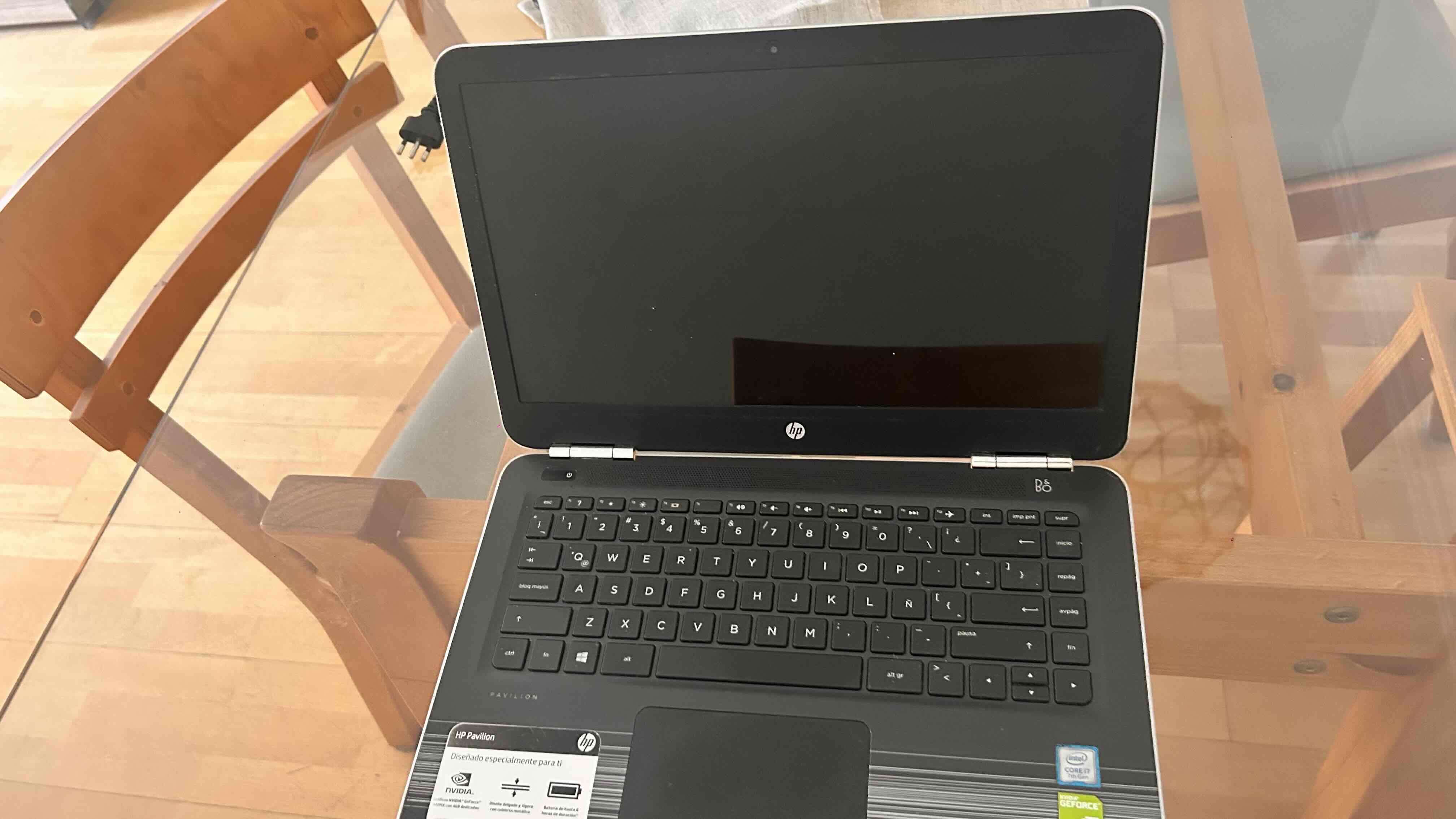 Notebook HP con cargador - 5