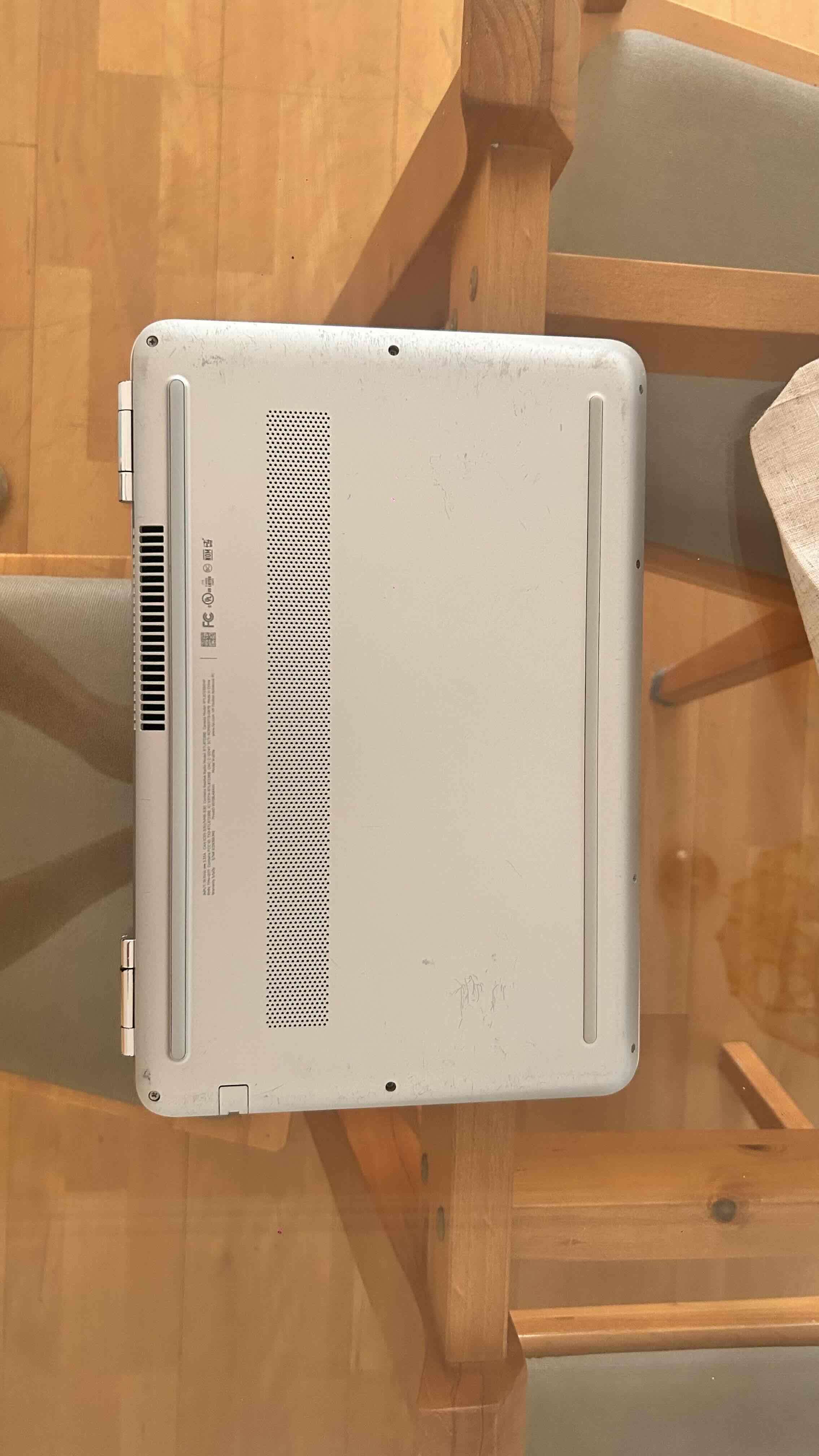 Notebook HP con cargador - 6