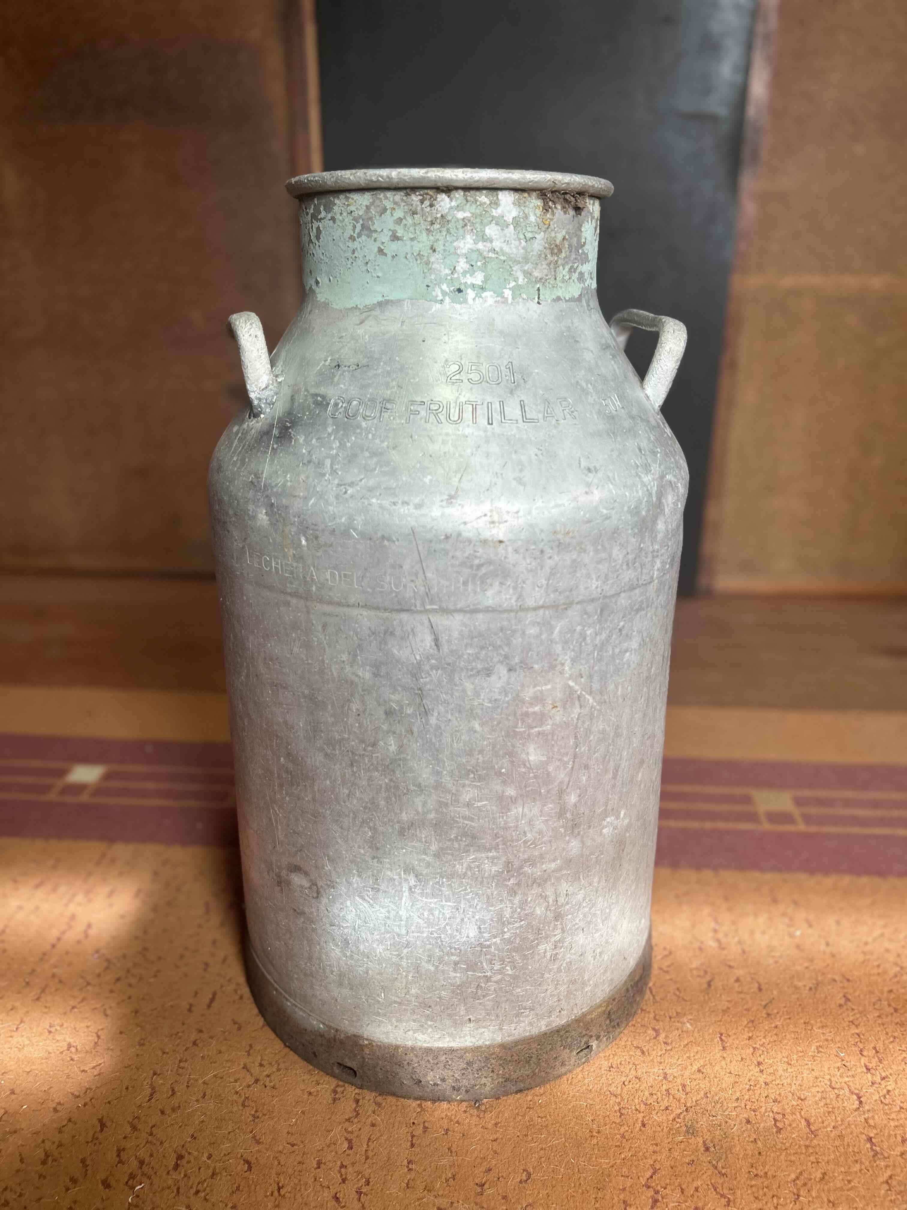 Antigua jarra lechera metálica - miniatura 1