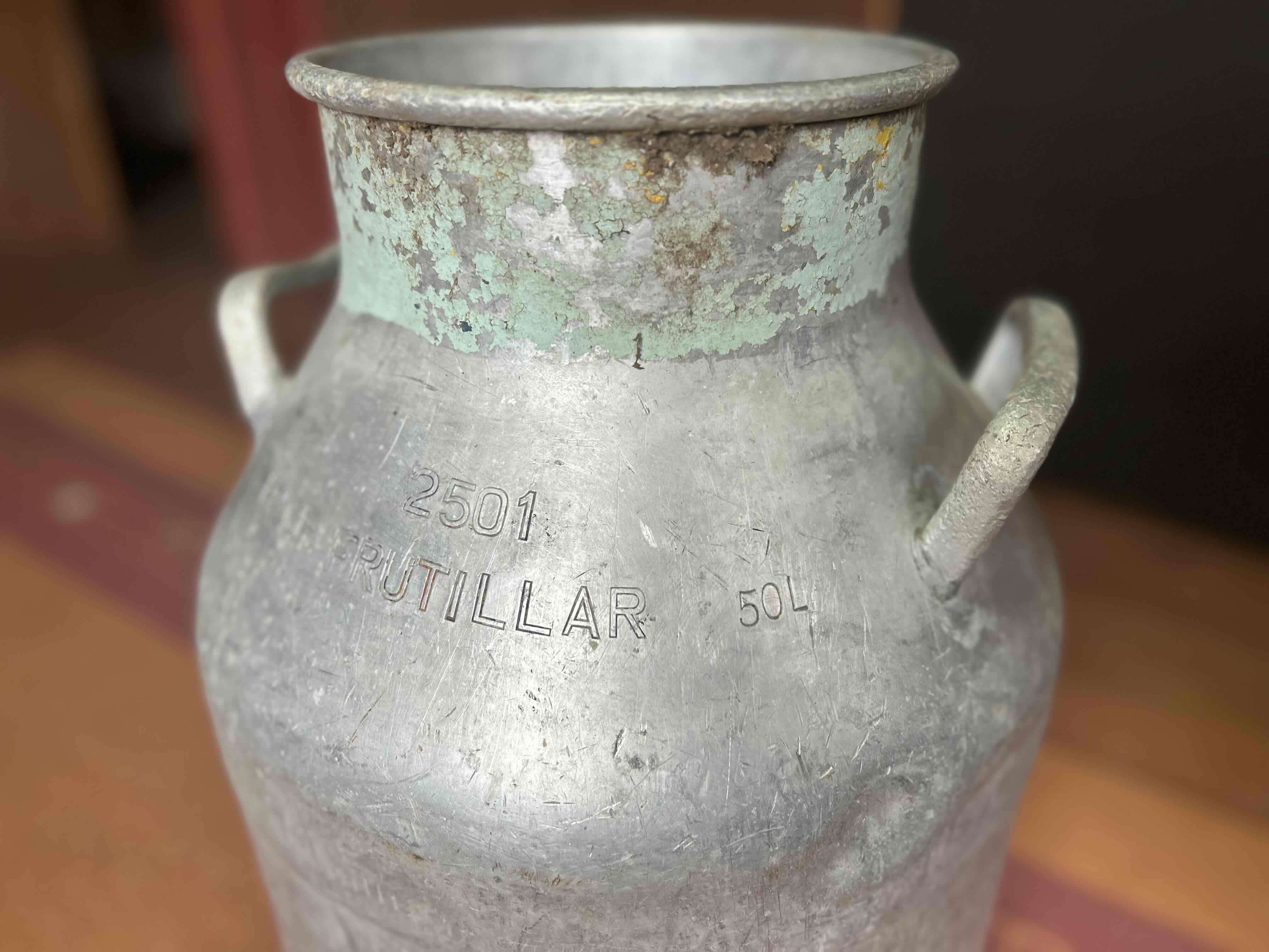 Antigua jarra lechera metálica - miniatura 3