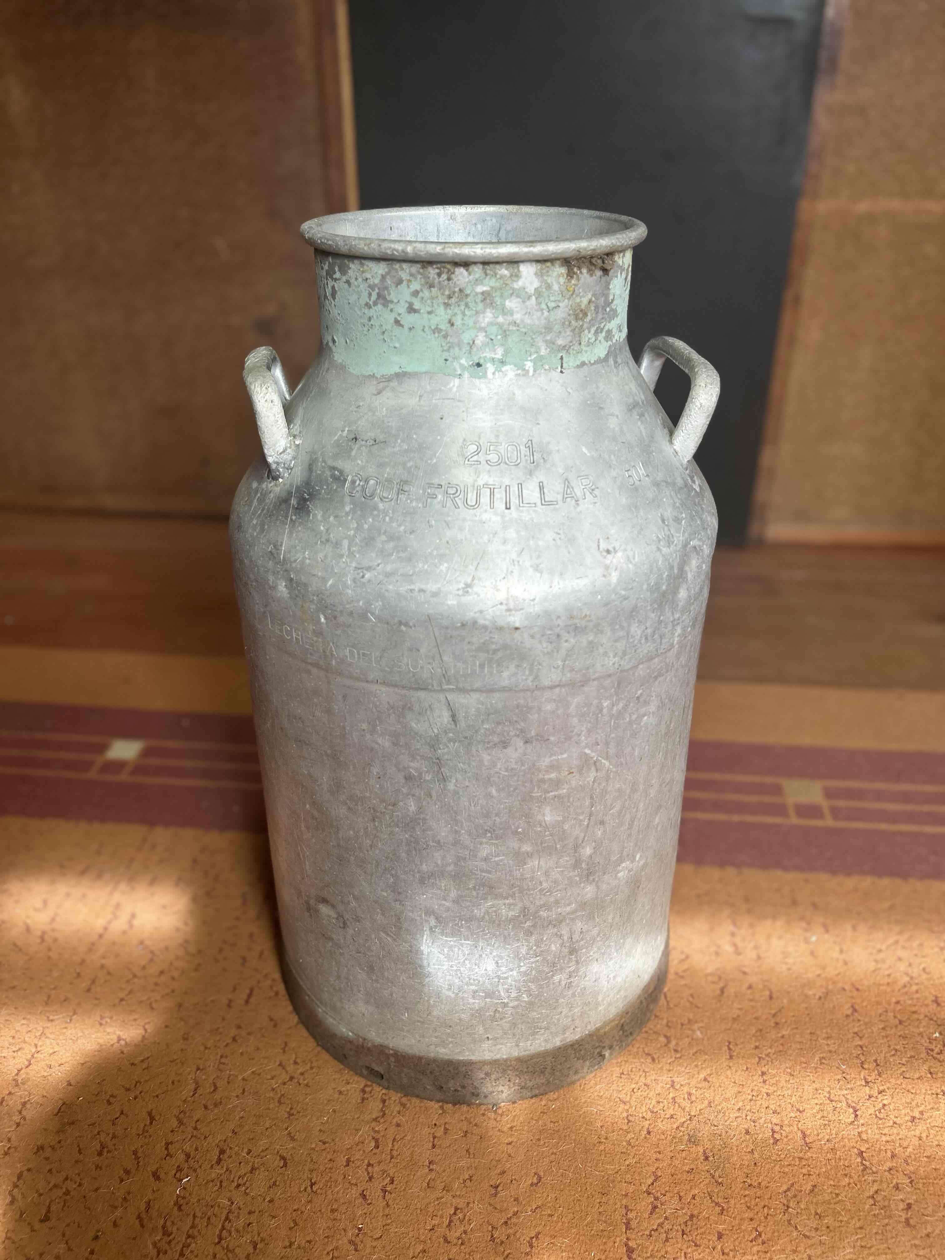 Antigua jarra lechera metálica - miniatura 4