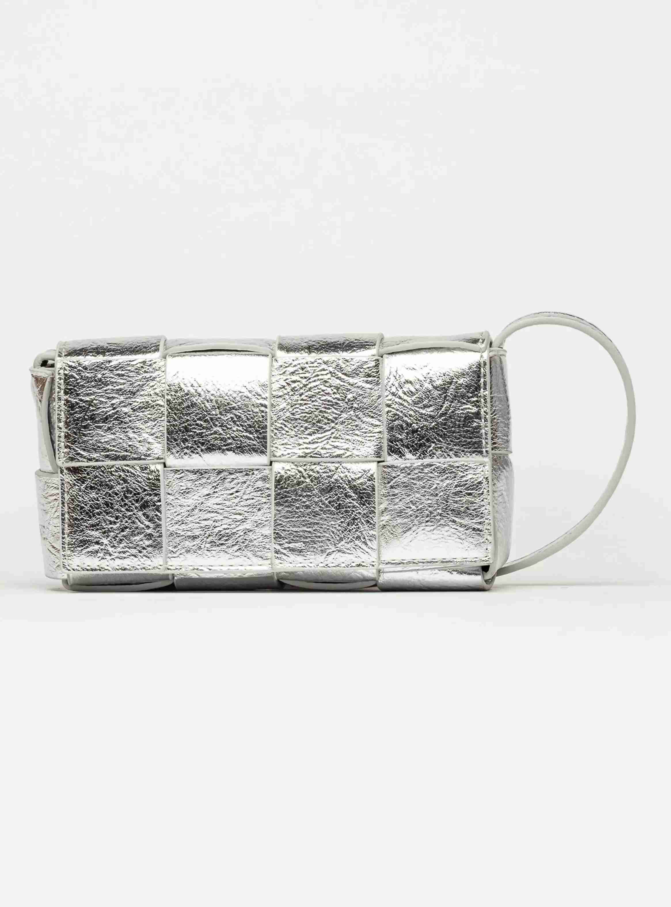 Clutch metálico plateado