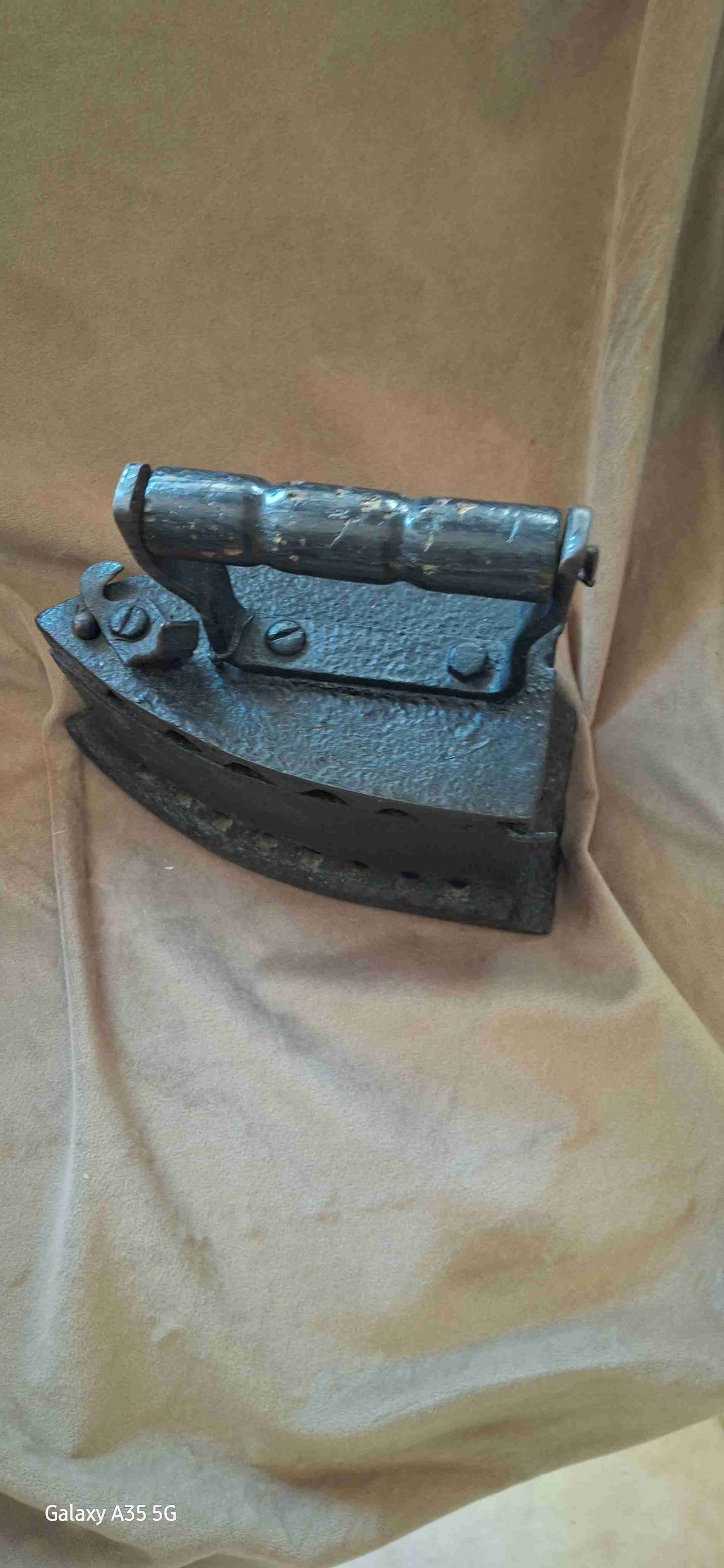 Plancha de hierro antigua, mango madera.