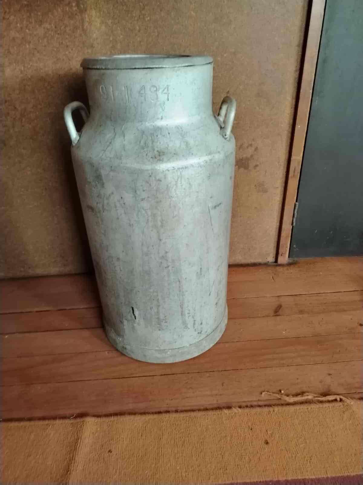 Lechero antiguo con tapa - miniatura 1