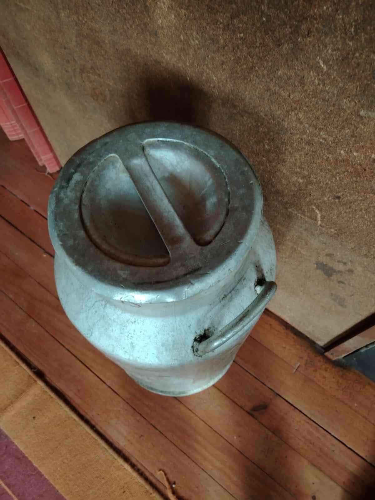 Lechero antiguo con tapa - miniatura 2