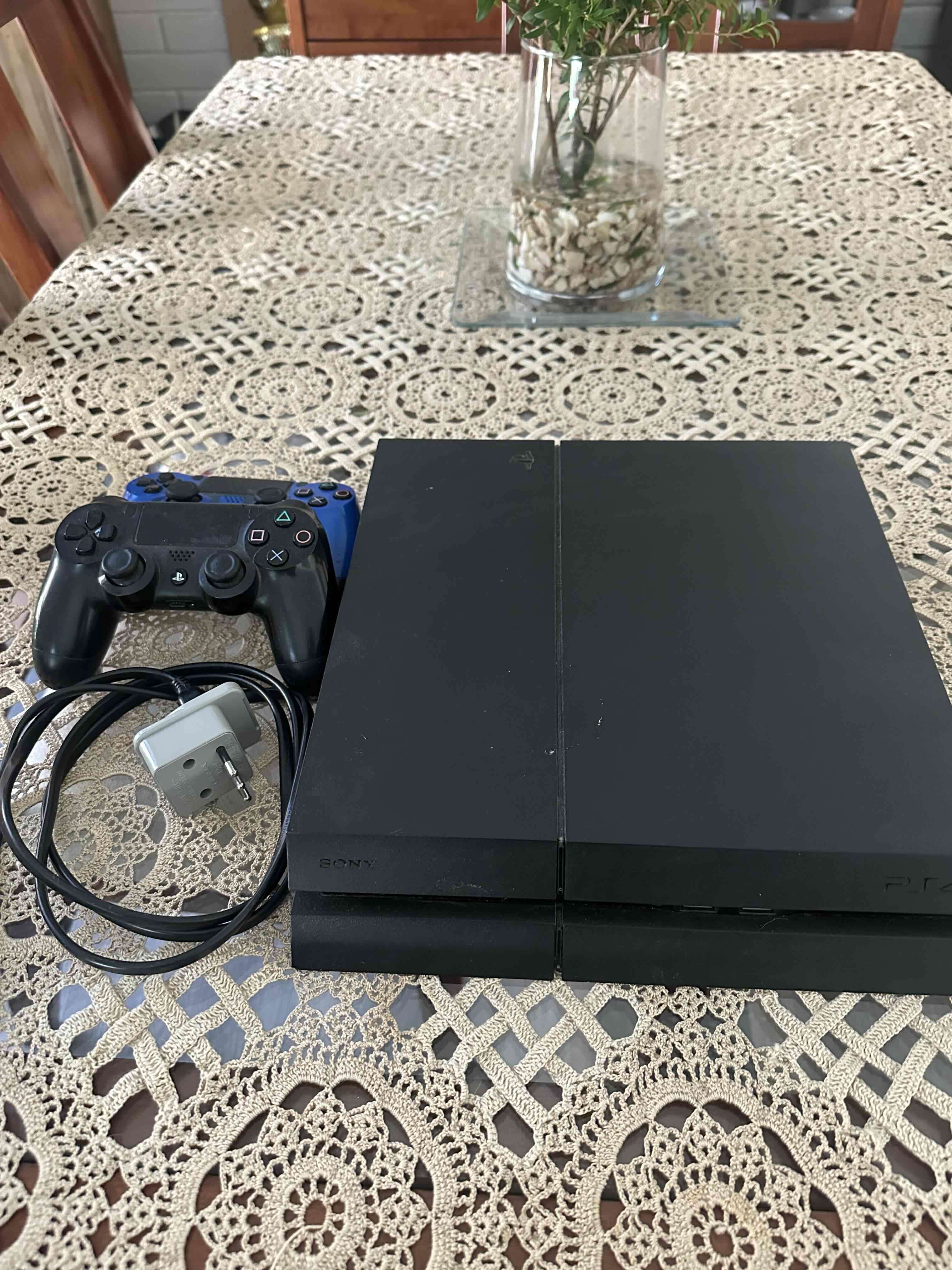 Consola Sony PlayStation 4 con control - miniatura 1