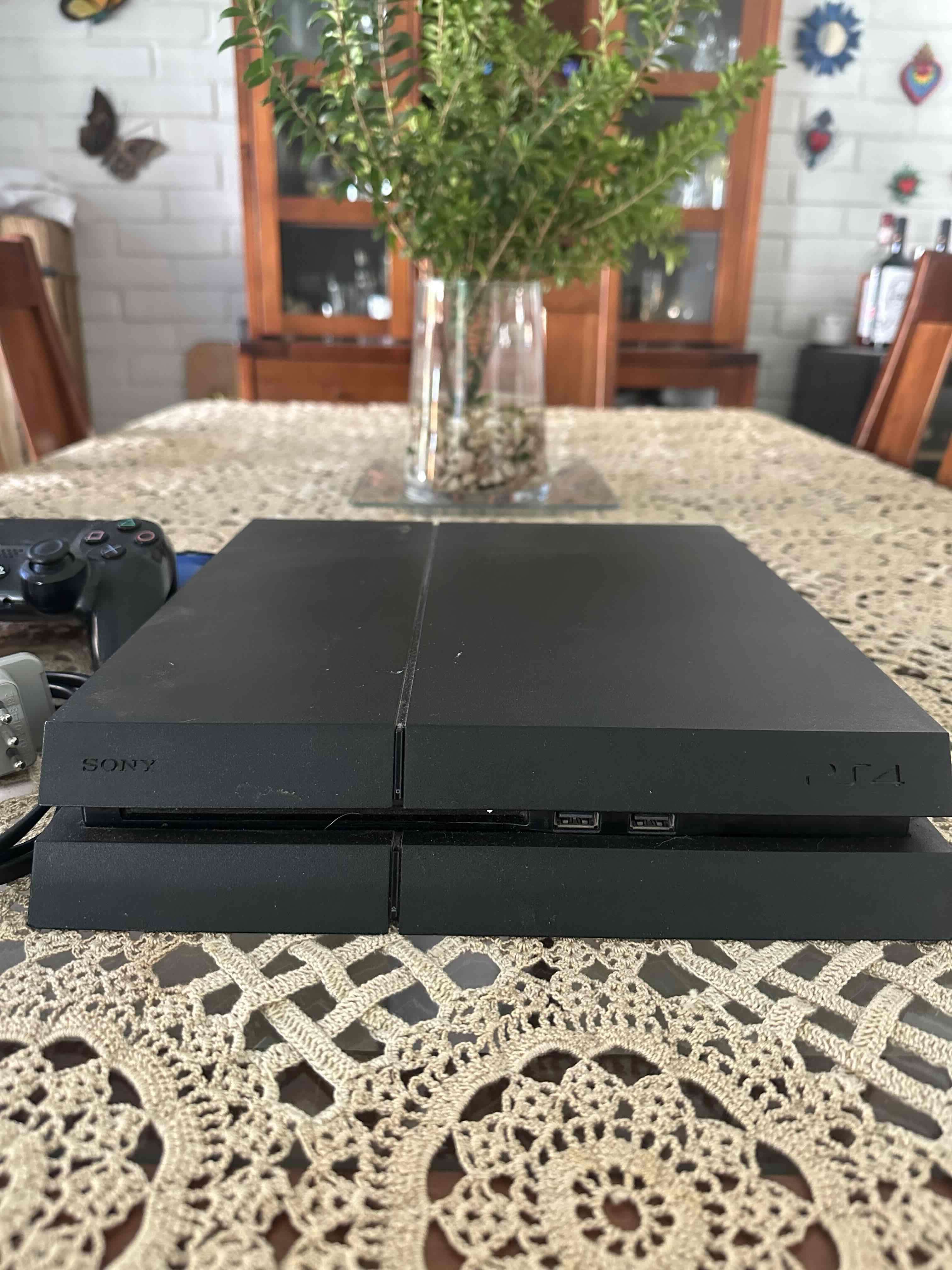 Consola Sony PlayStation 4 con control - miniatura 2