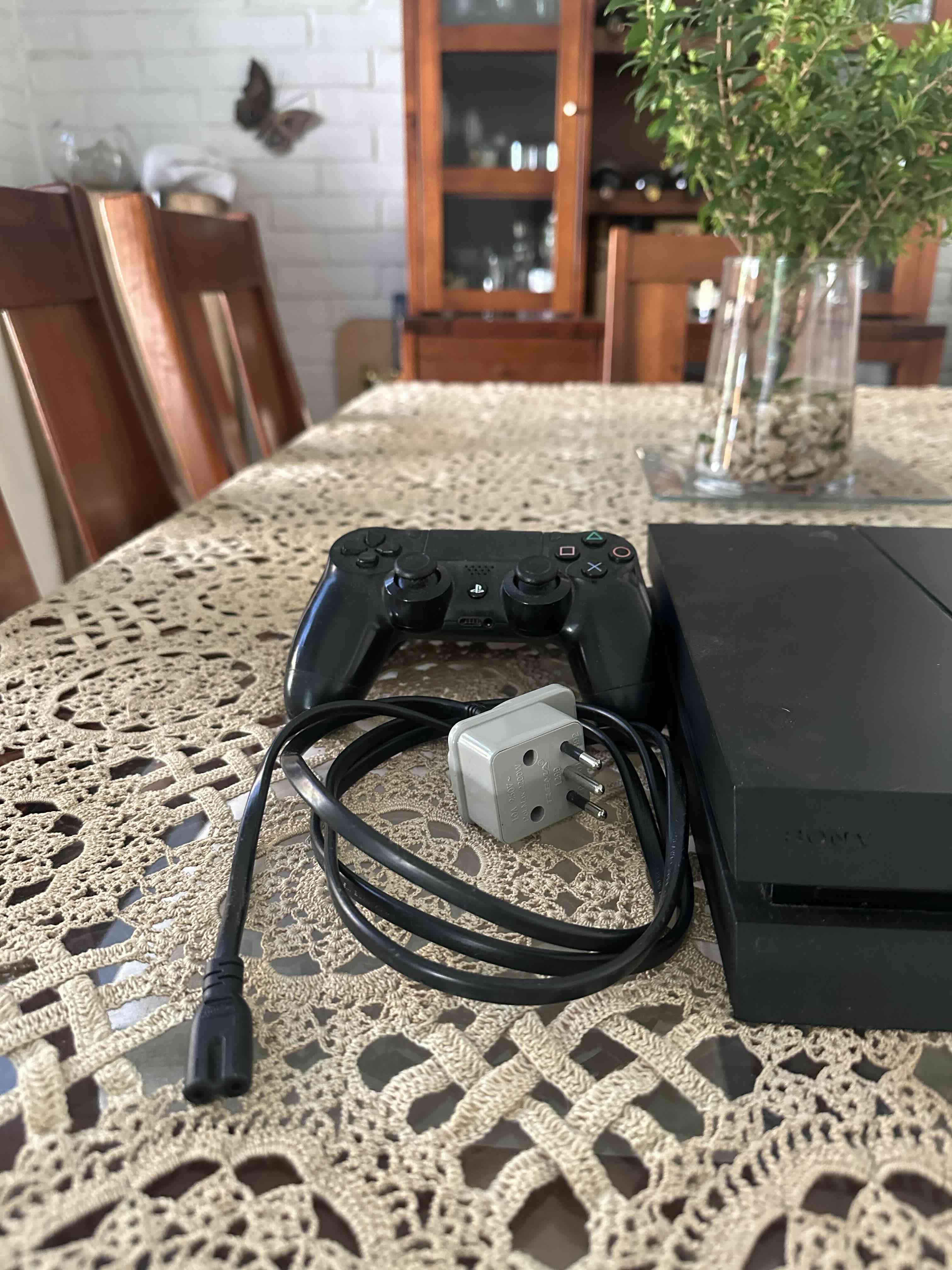 Consola Sony PlayStation 4 con control - miniatura 3