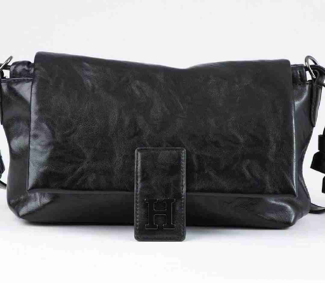 Cartera negra de cuero sintético - miniatura 1