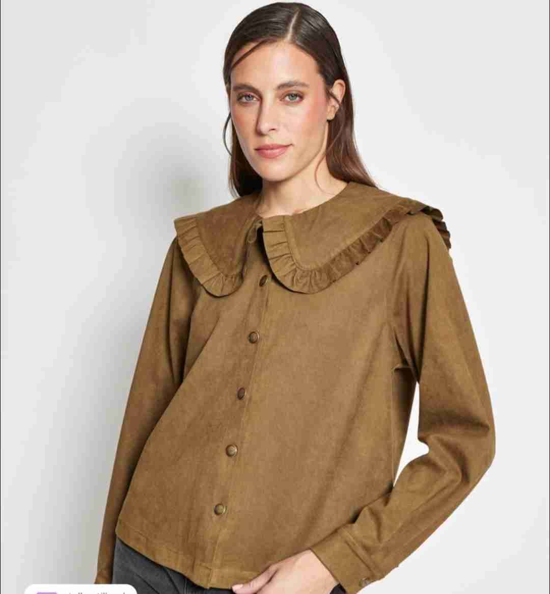 Blusa café con cuello decorativo - miniatura 1