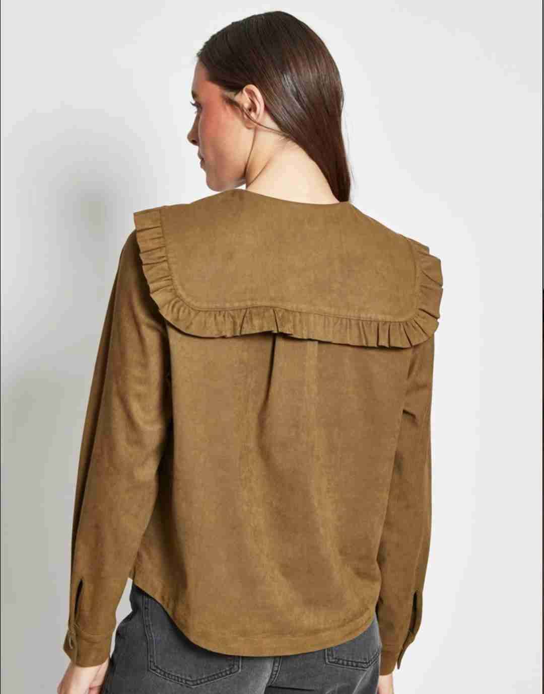 Blusa café con cuello decorativo - miniatura 2