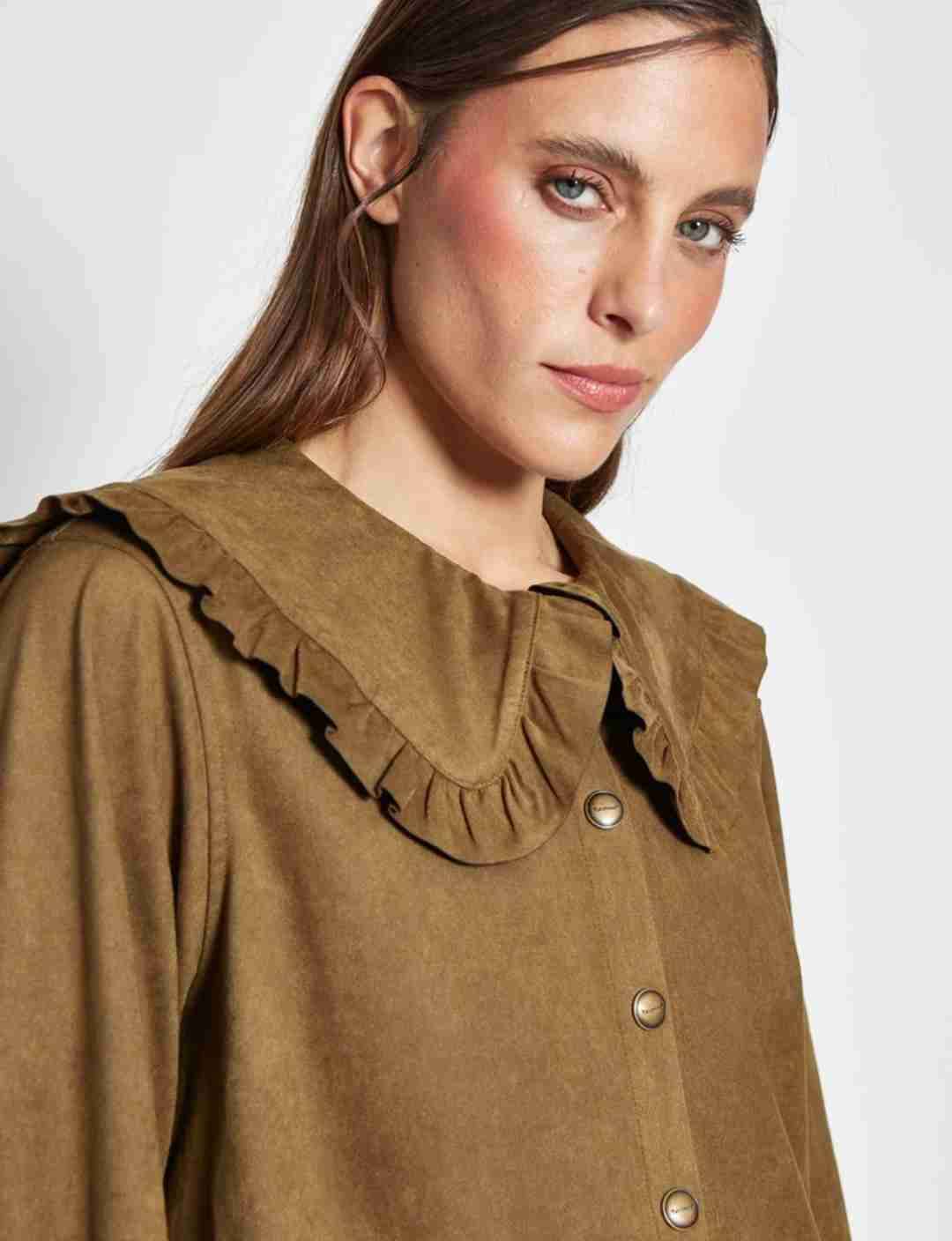 Blusa café con cuello decorativo - miniatura 3