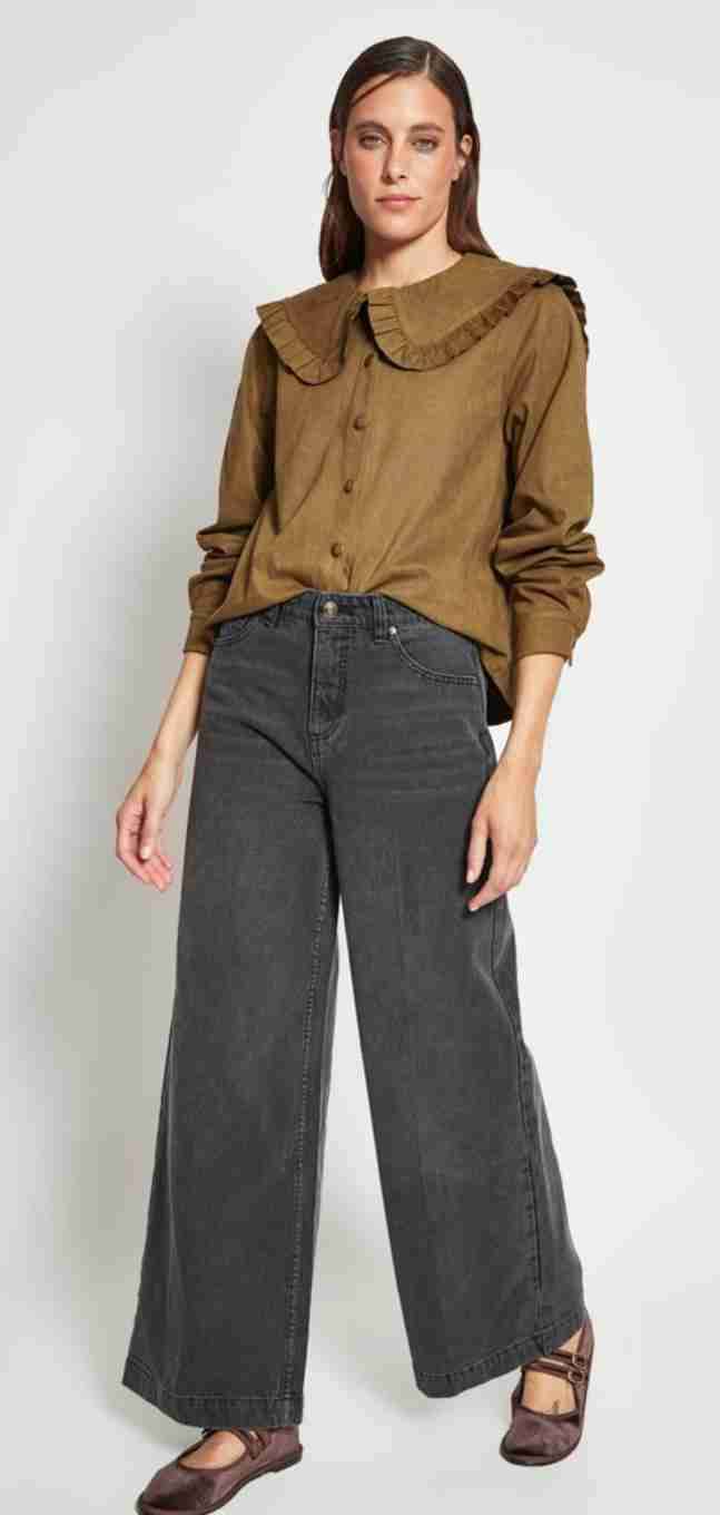 Blusa café con cuello decorativo - miniatura 4