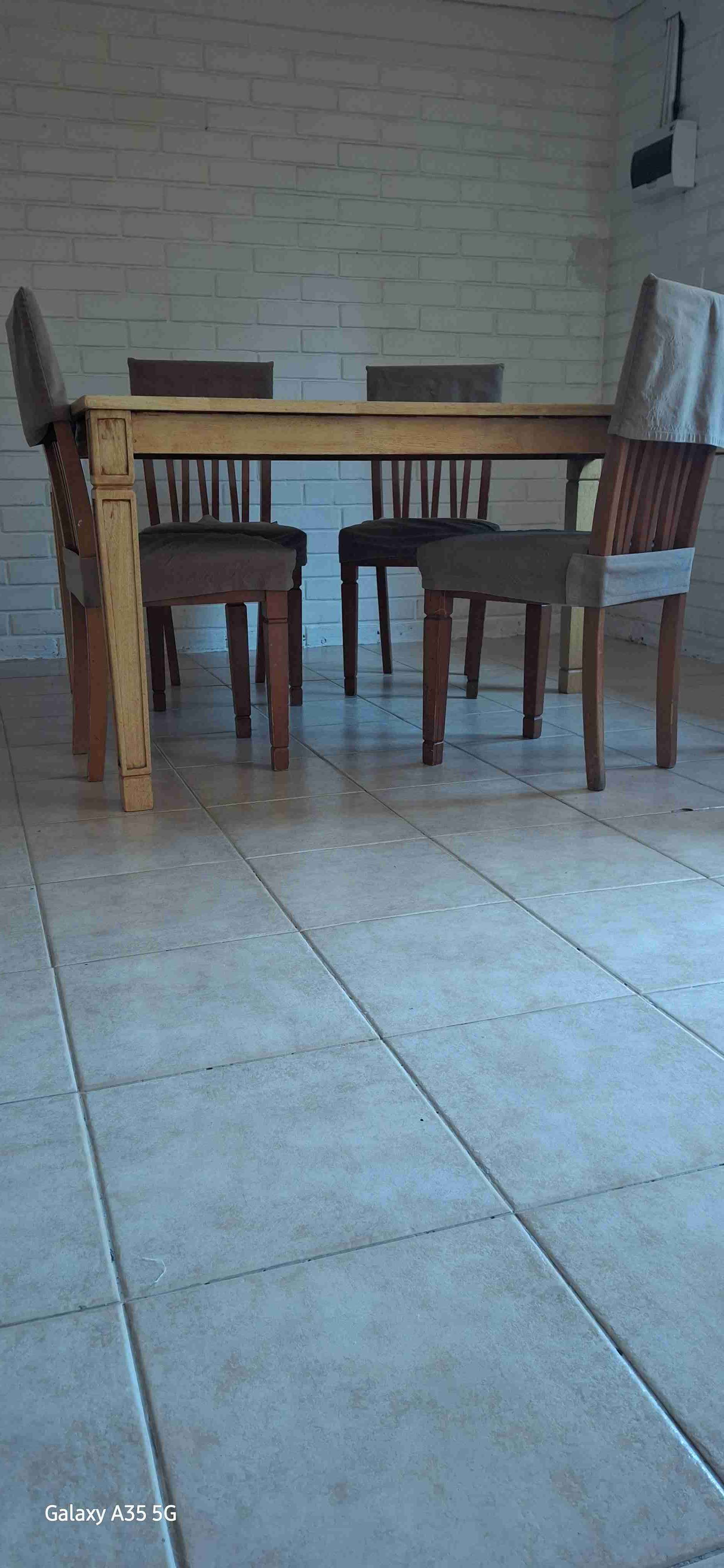 Comedor cuatro sillas con uso - miniatura 1