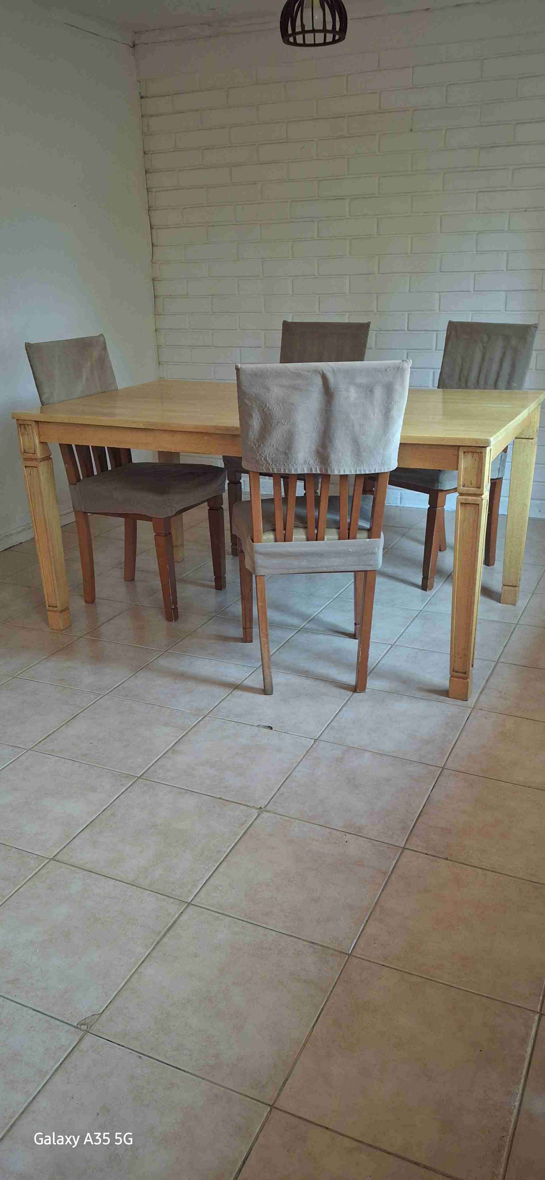 Comedor cuatro sillas con uso - miniatura 2