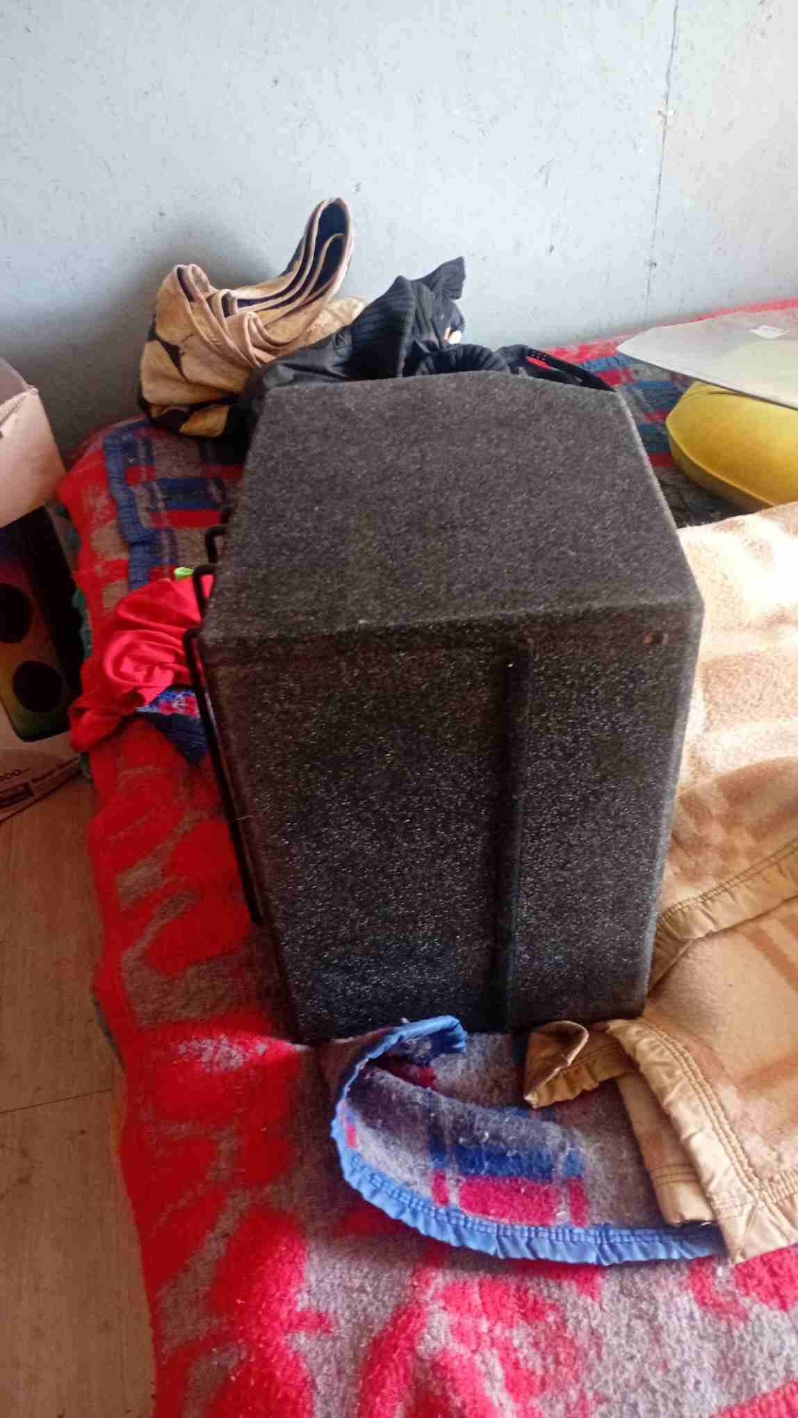 Subwoofer compacto negro - miniatura 2