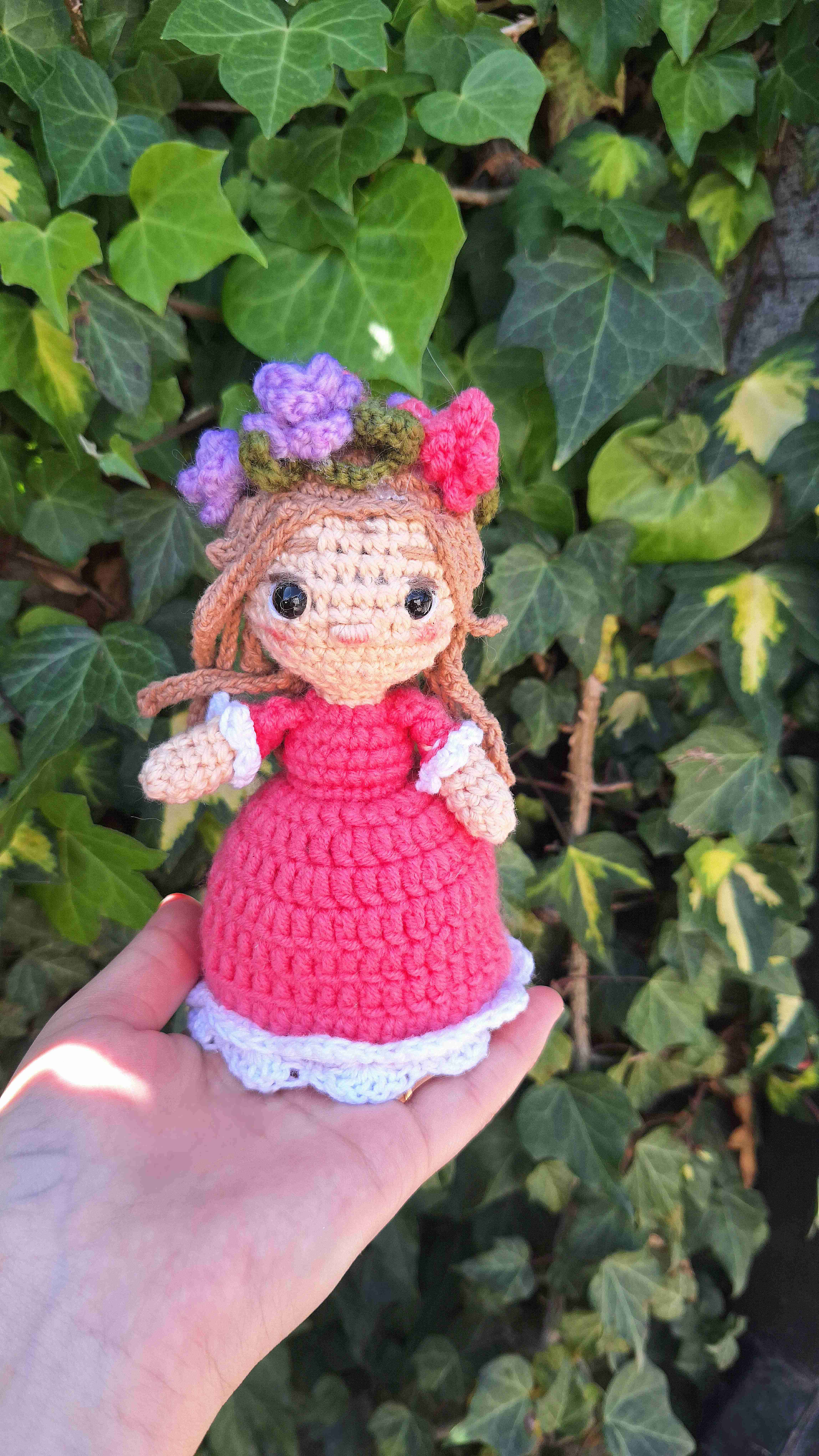 Muñeca amigurumi tejida a mano - miniatura 1