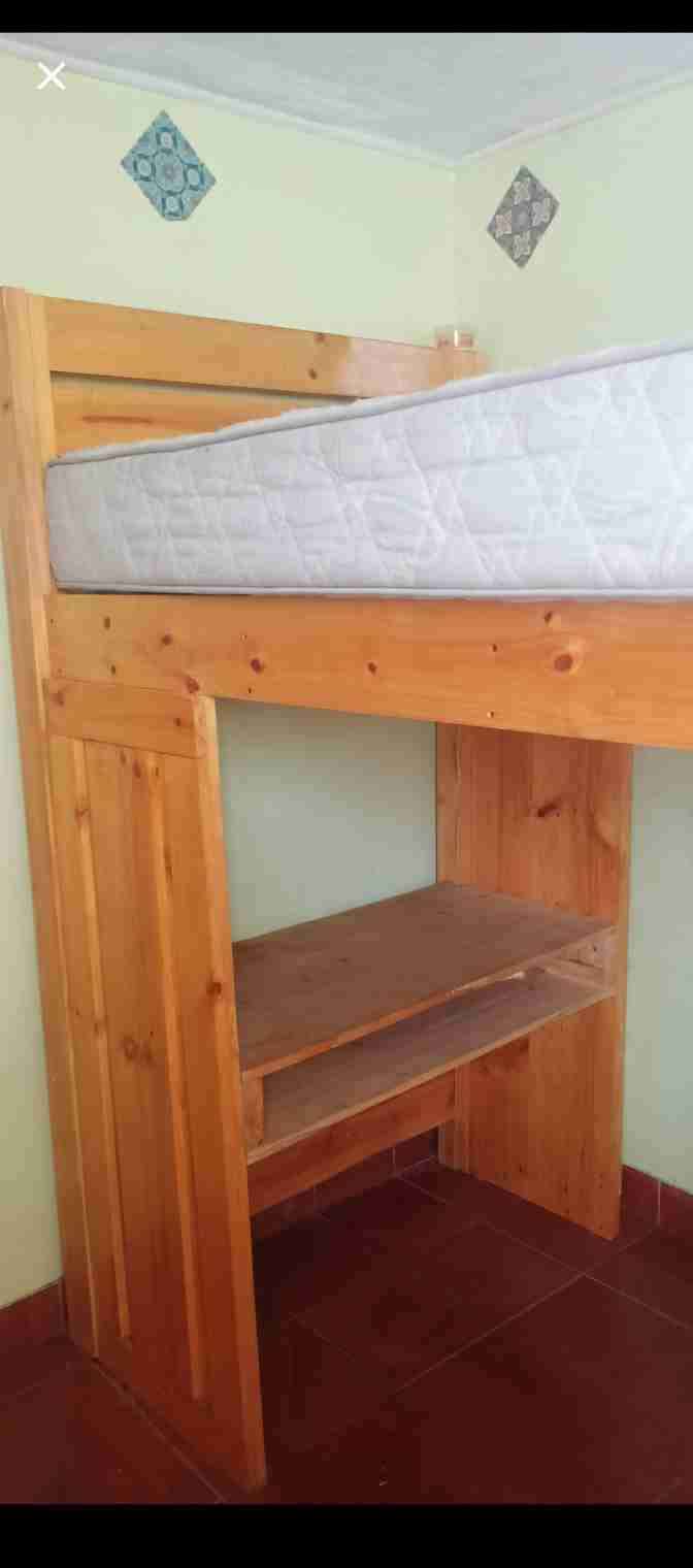 Cama alta con escalera y almacenamiento - miniatura 3