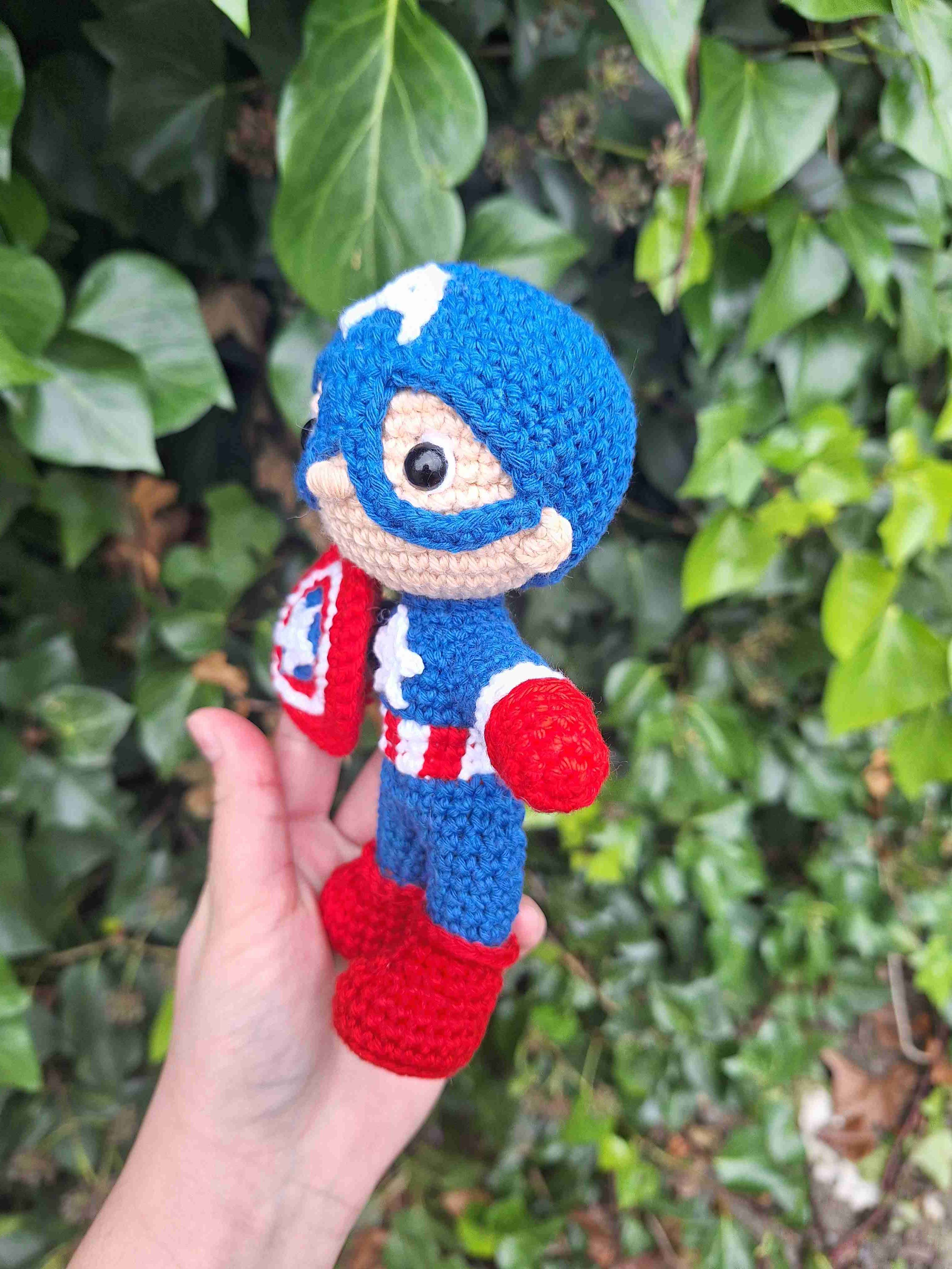 Amigurumi Capitán América hecho a mano - miniatura 2