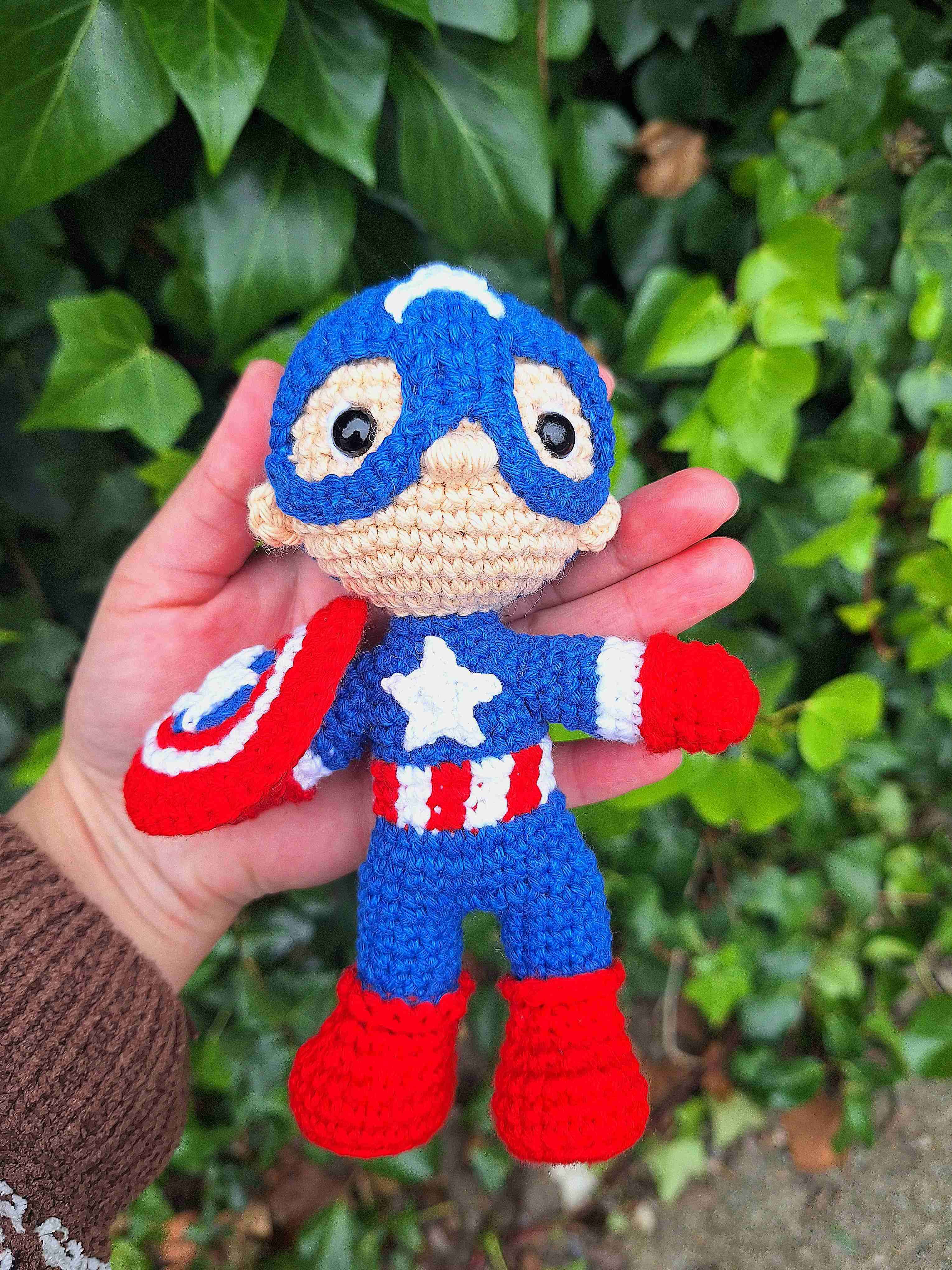 Amigurumi Capitán América hecho a mano - miniatura 3