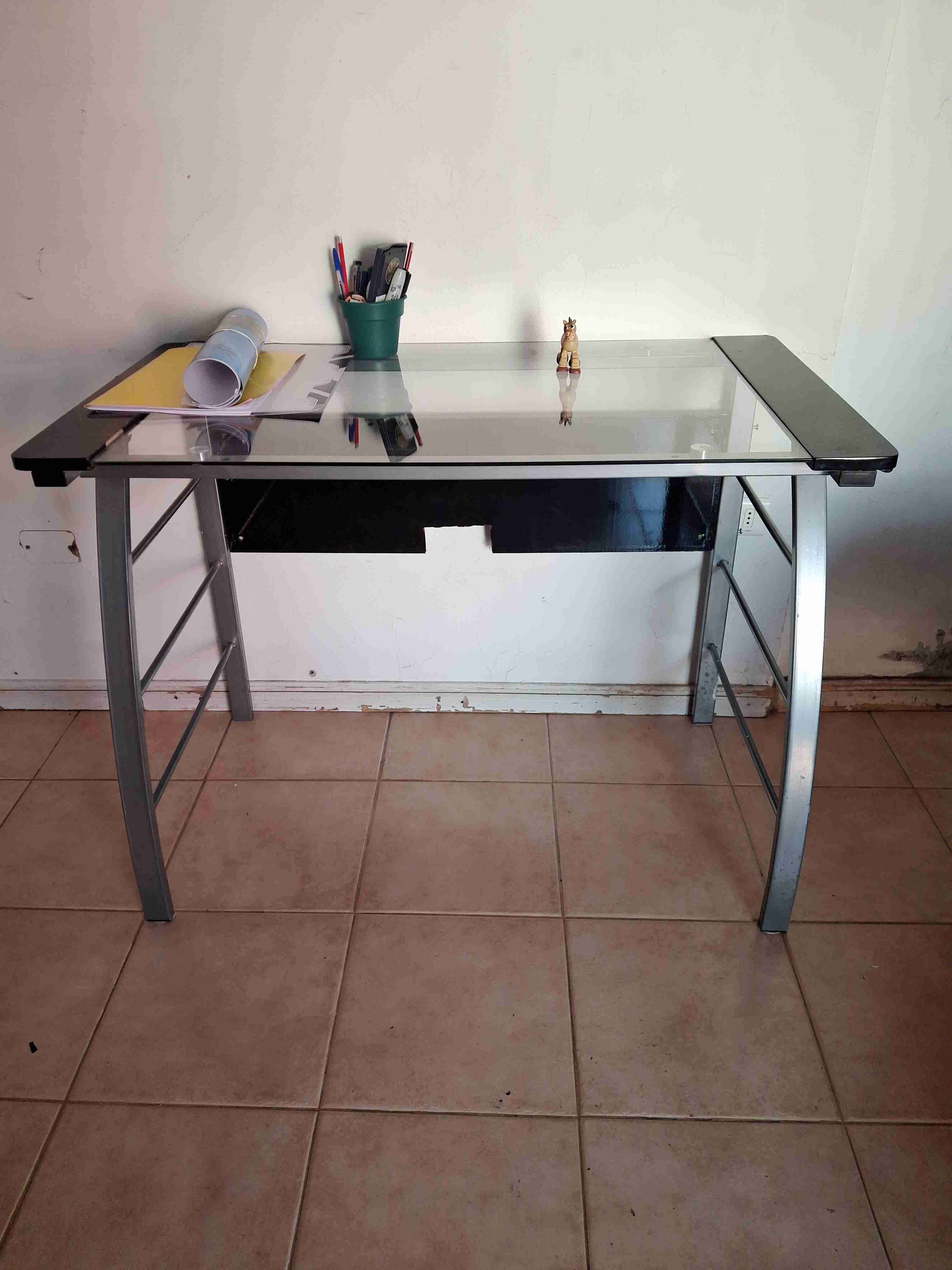 Escritorio de vidrio y metal - miniatura 1