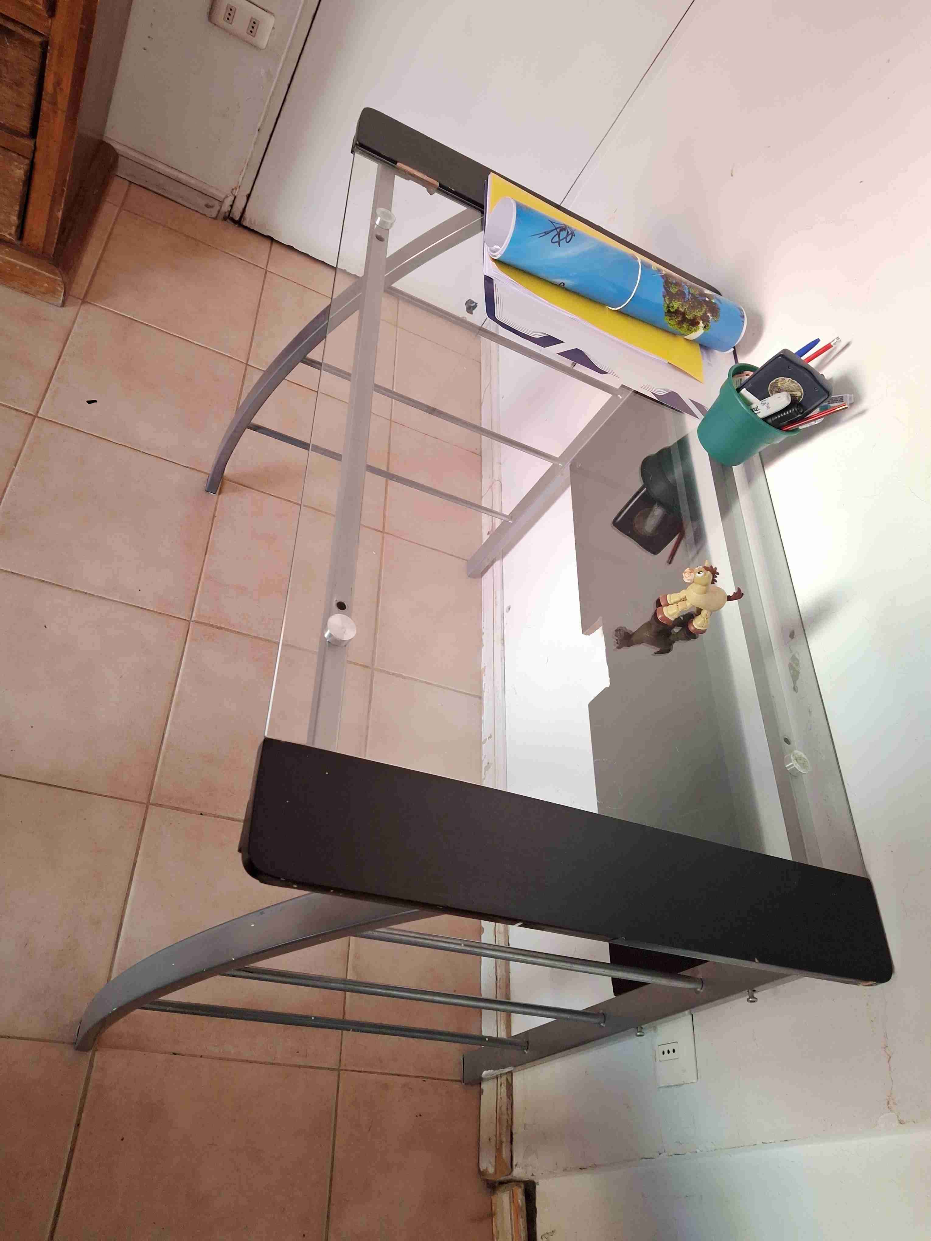 Escritorio de vidrio y metal - miniatura 2