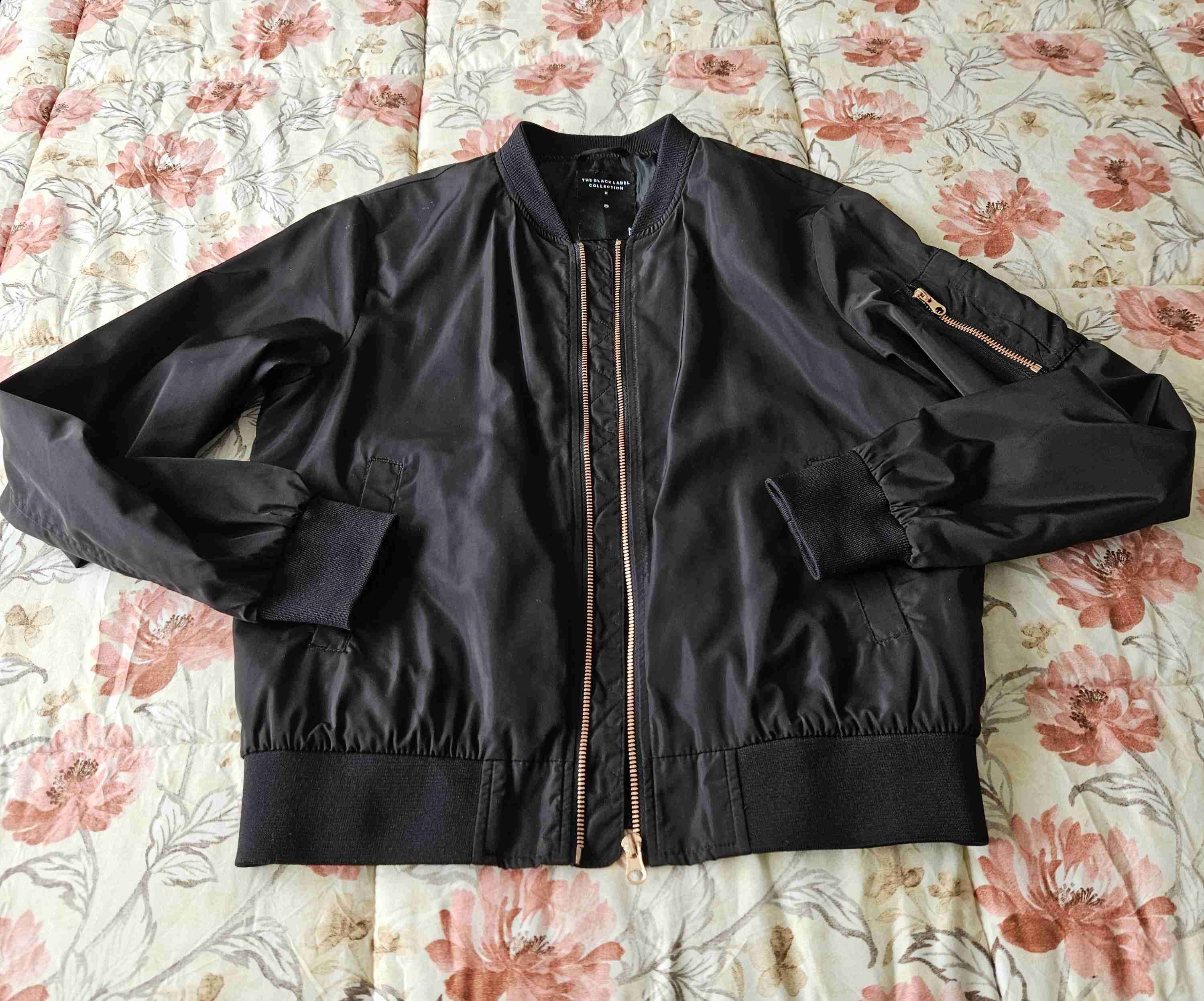 Bomber jacket negra con cierre