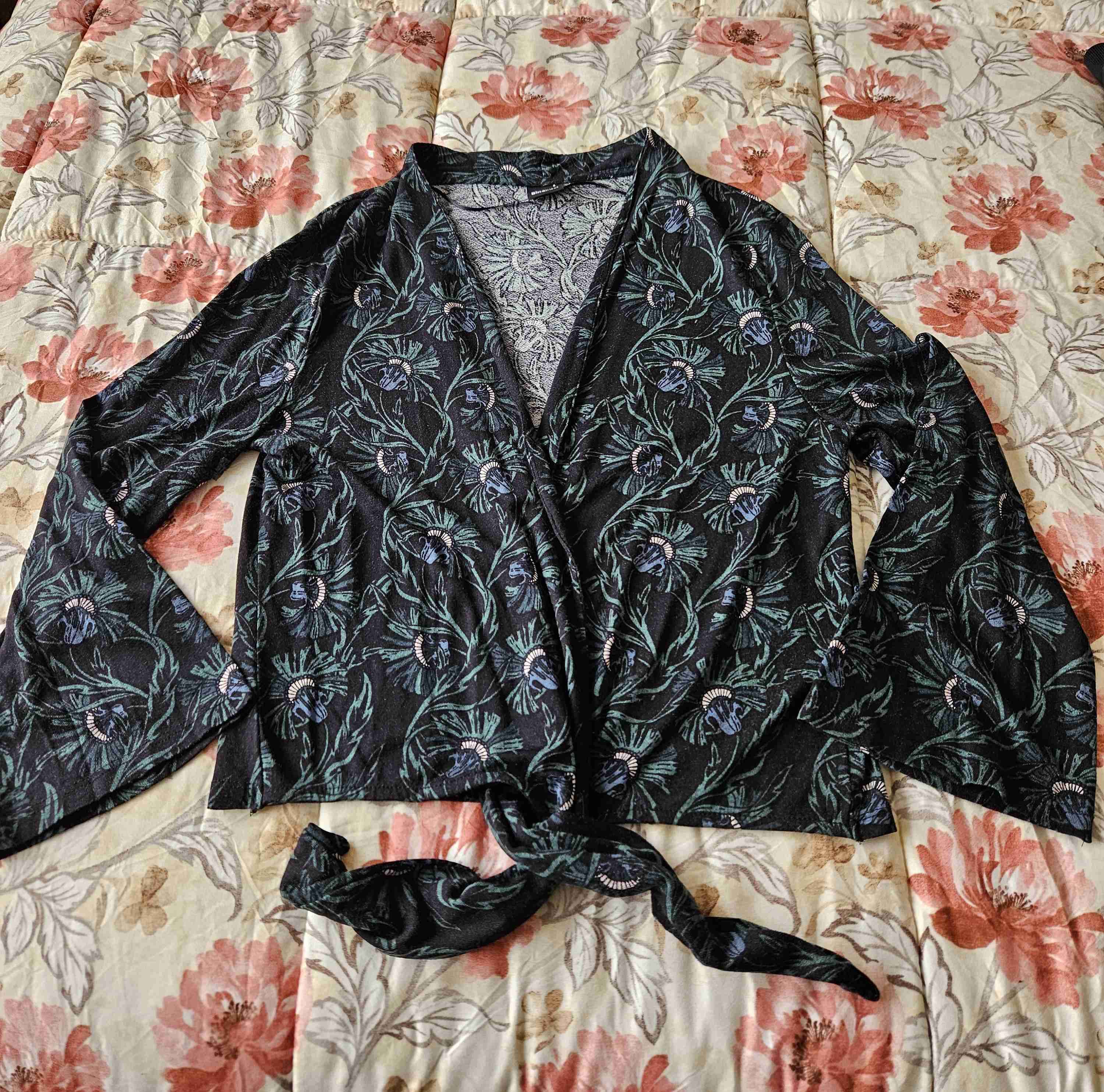 Blusa cruzada floral negro