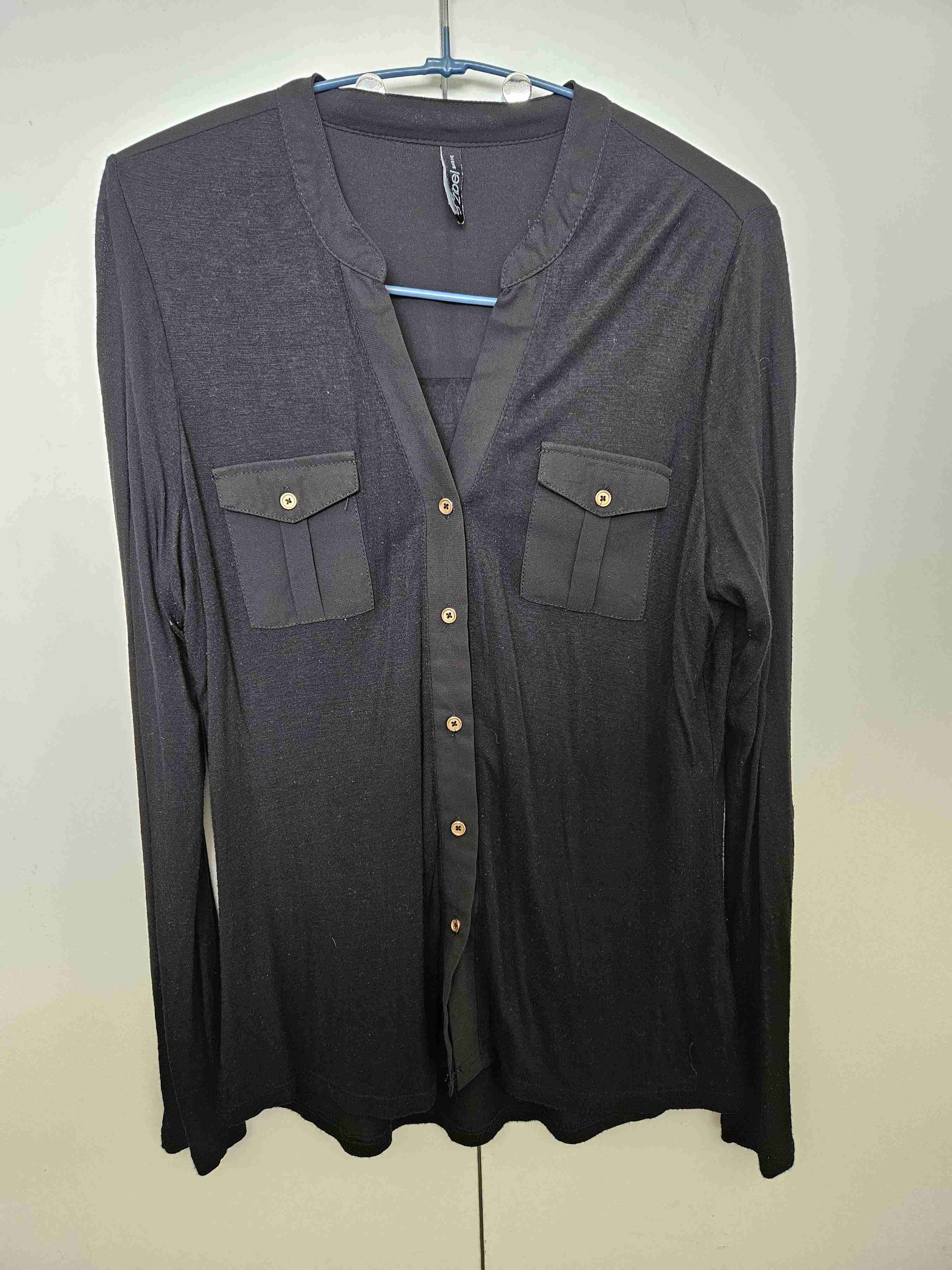 Blusa negra con bolsillos