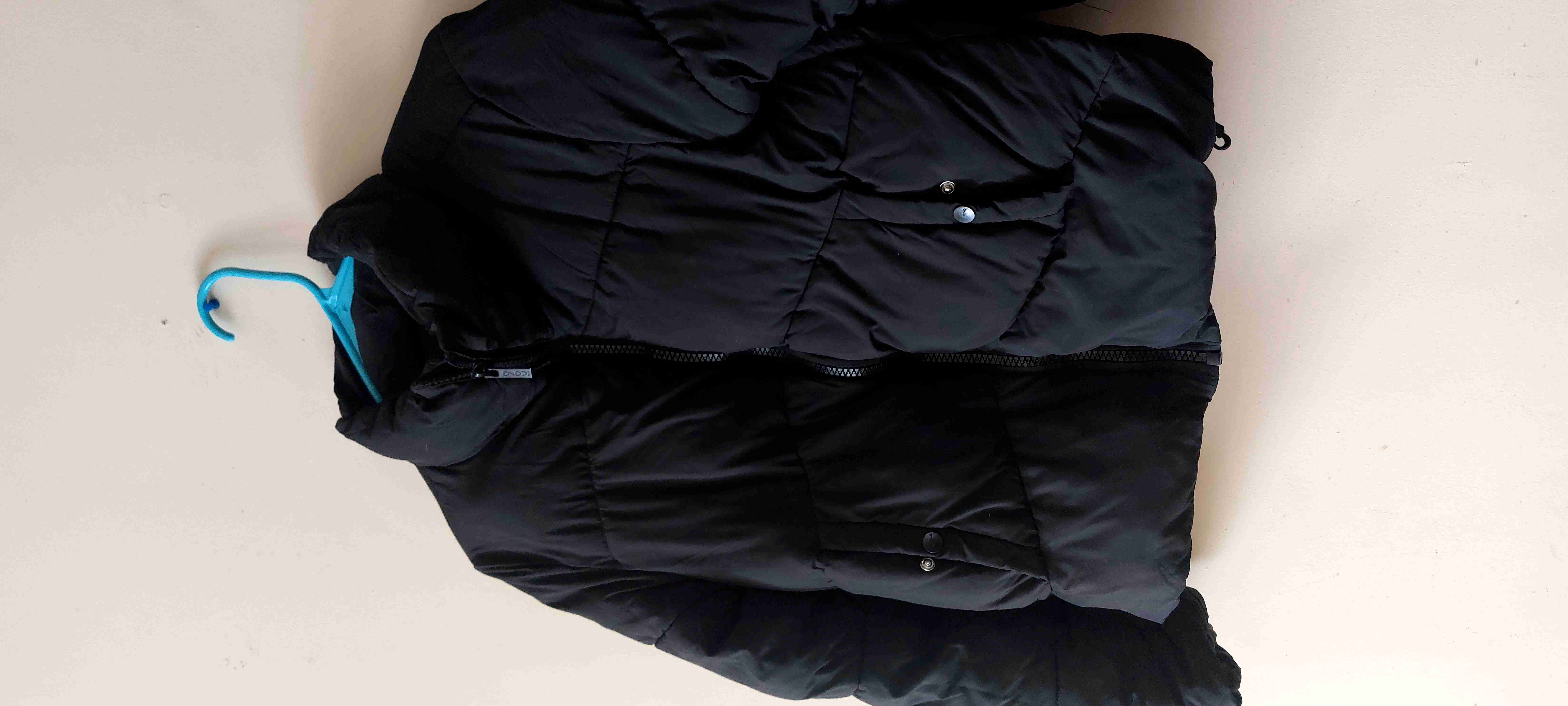 Chaqueta negra acolchada