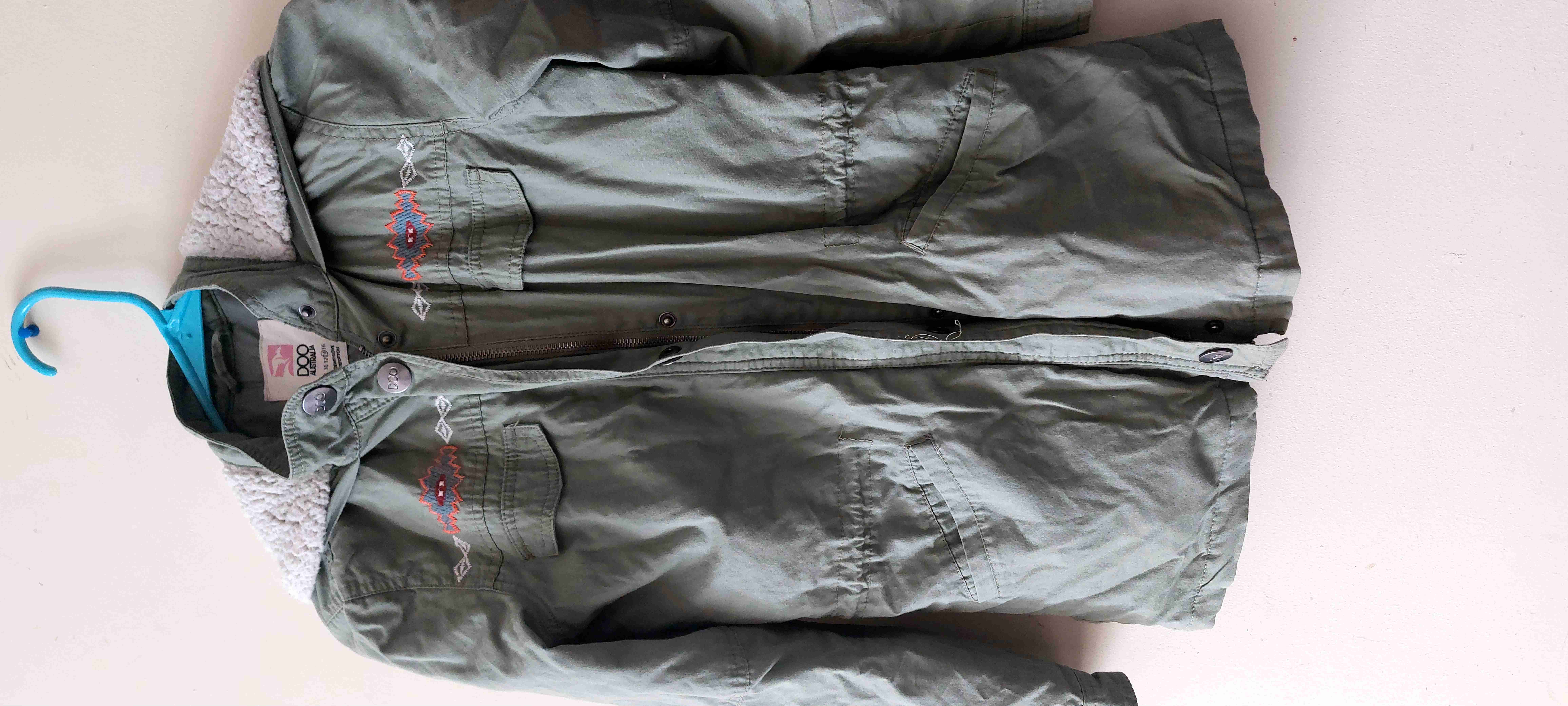 Parka verde con capucha