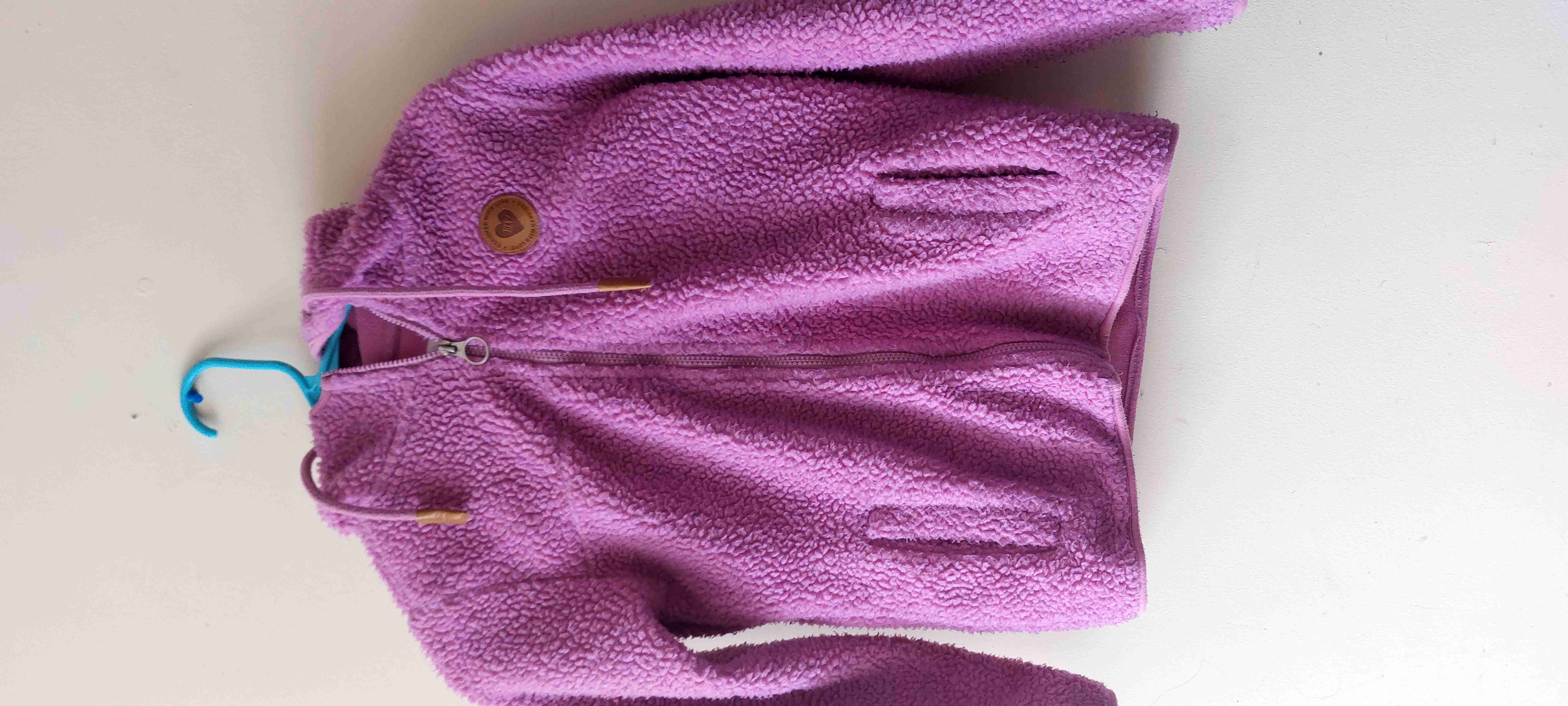 Chaqueta polar morada con capucha