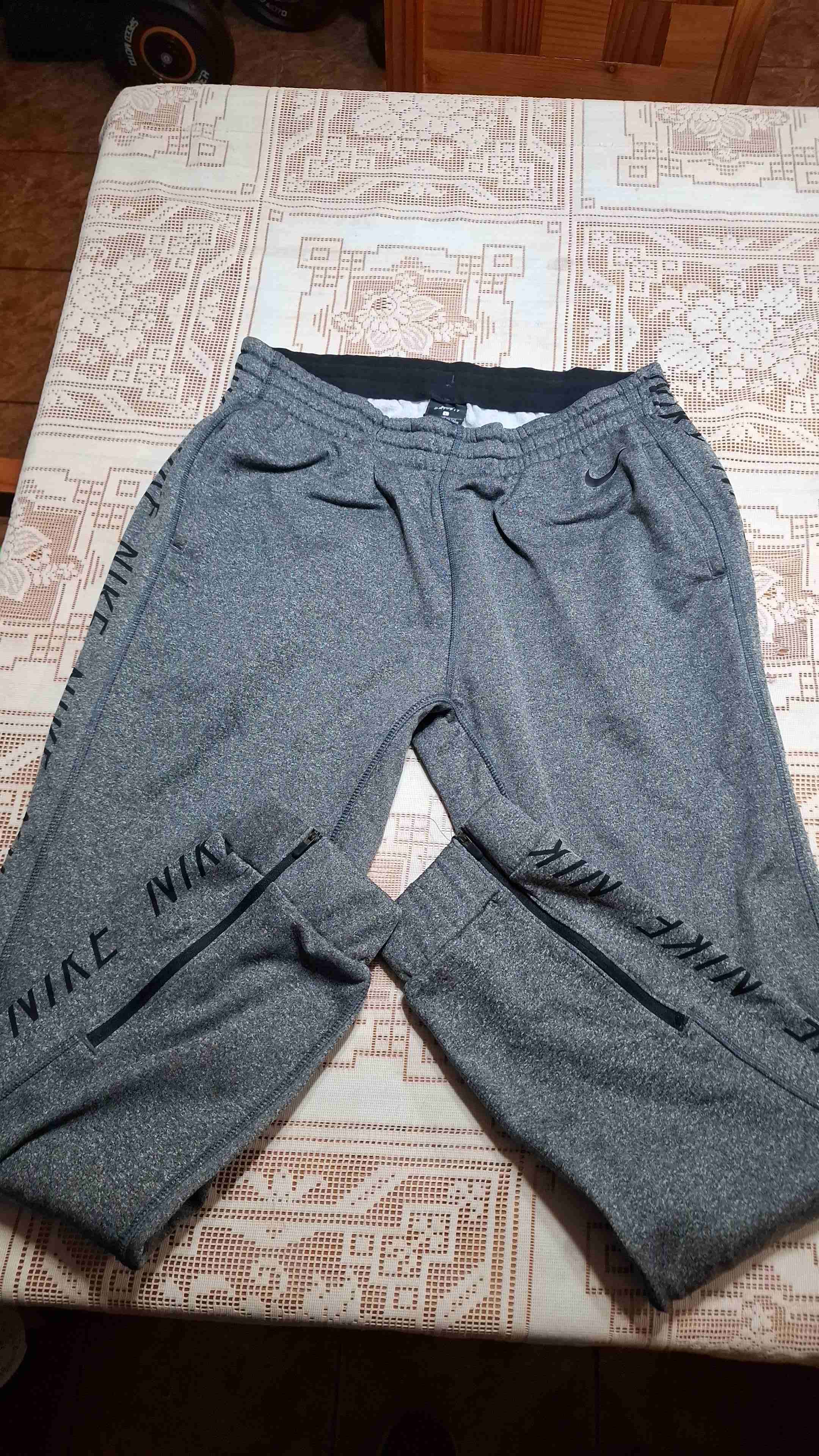 Pantalón deportivo gris con logo