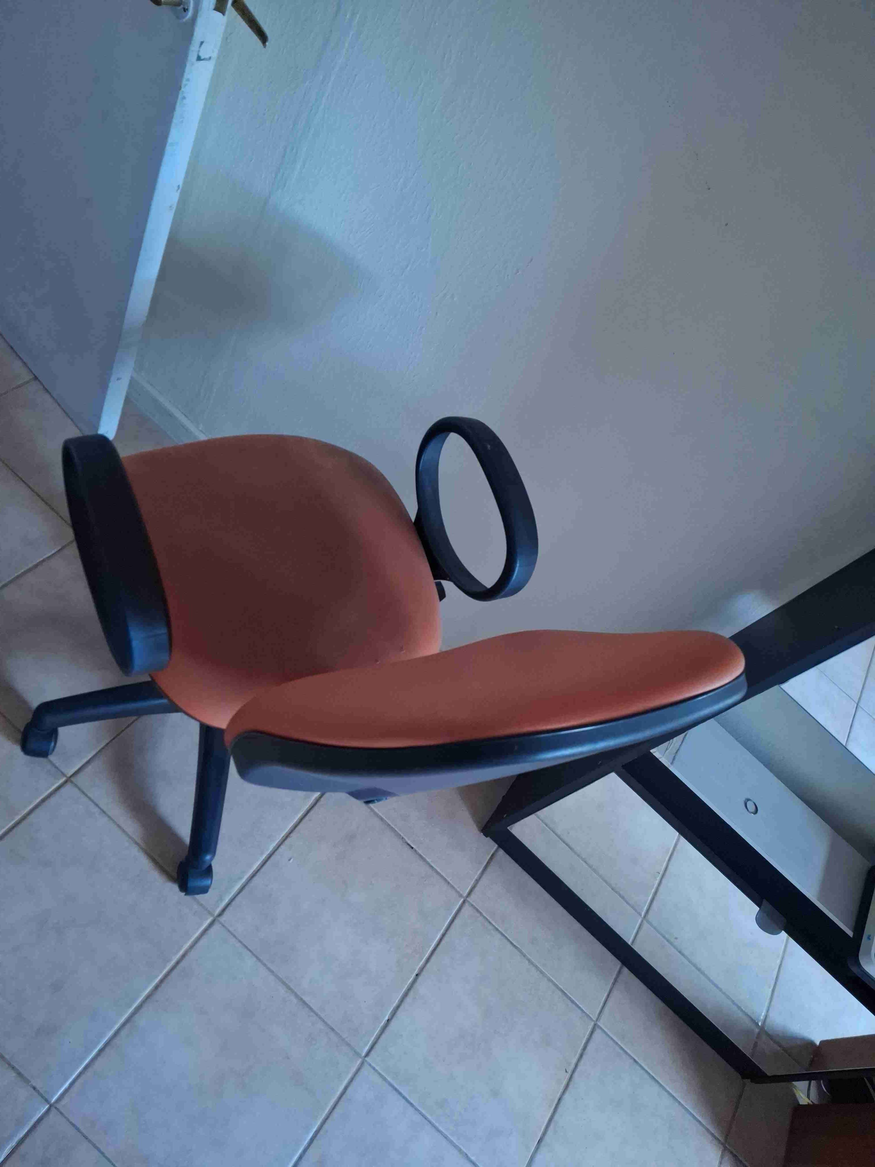 Silla de oficina roja - miniatura 1