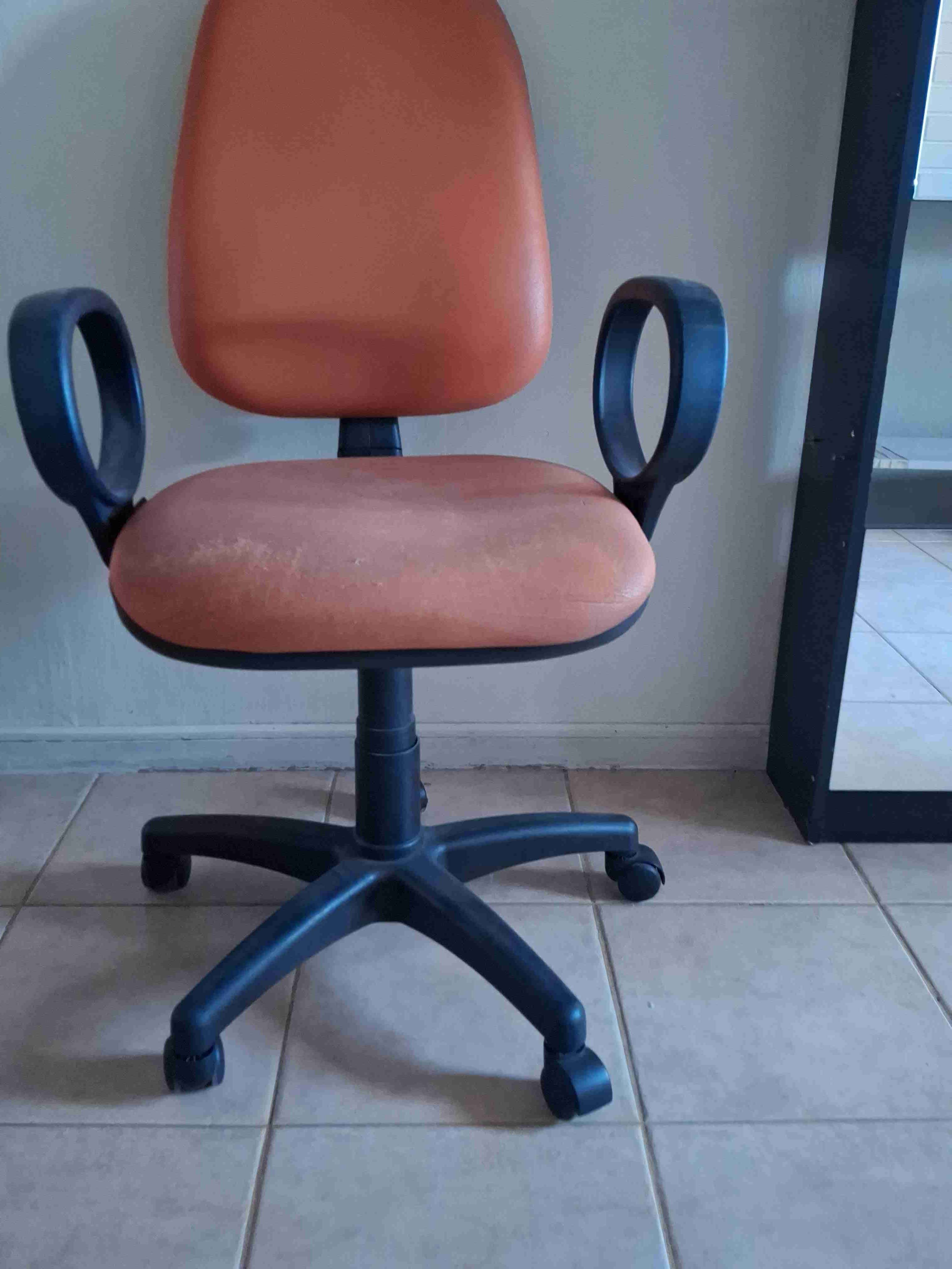 Silla de oficina roja - miniatura 3