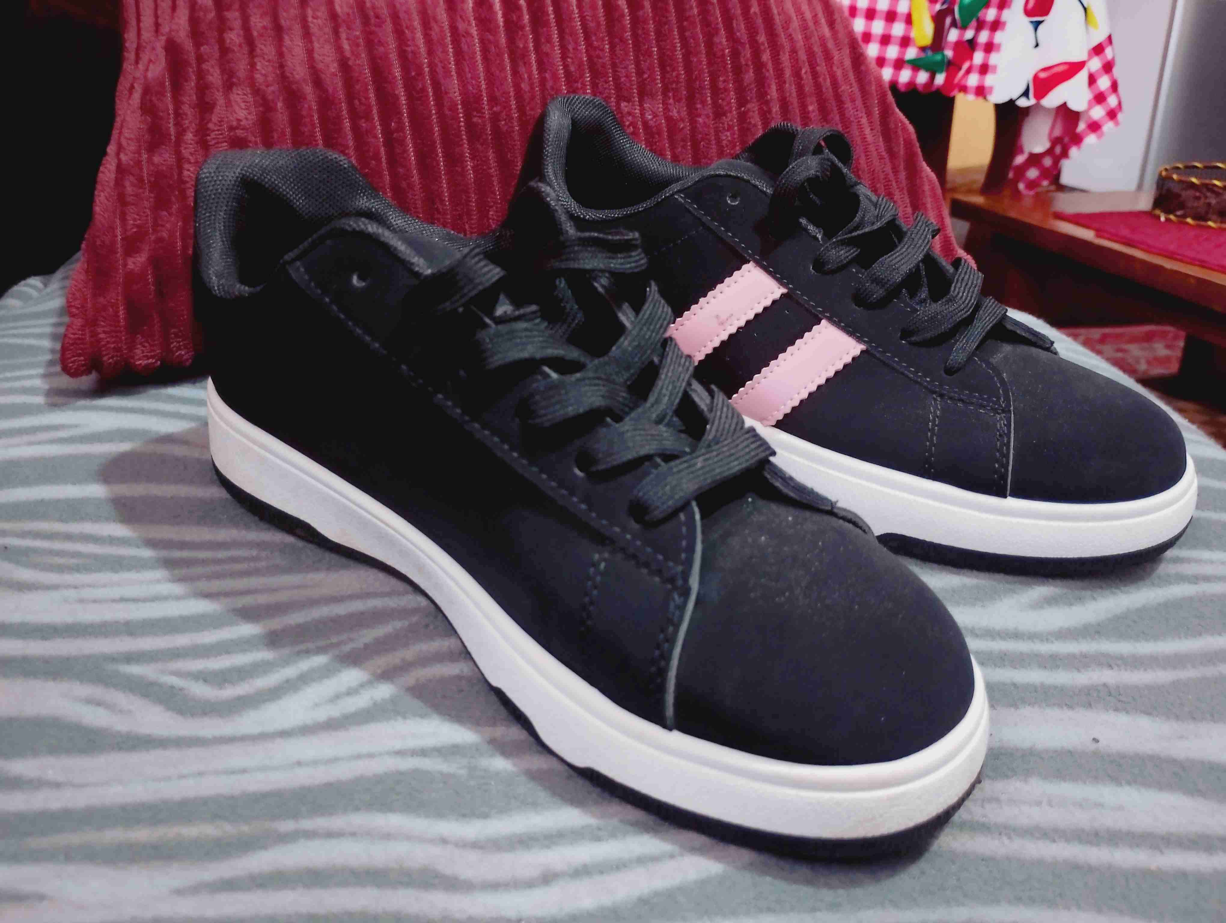 Zapatillas negras con detalle rosa - miniatura 1