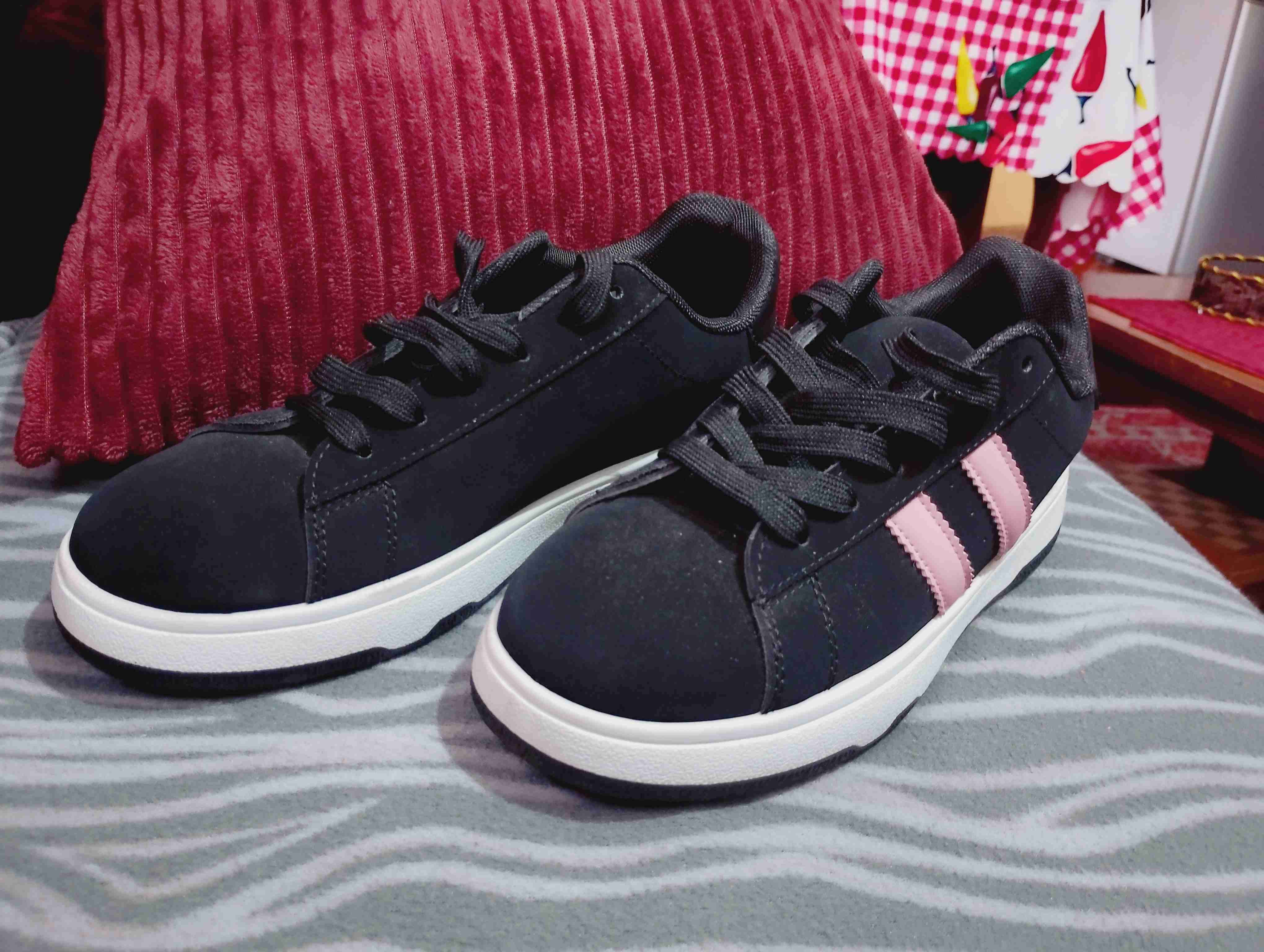 Zapatillas negras con detalle rosa - miniatura 2