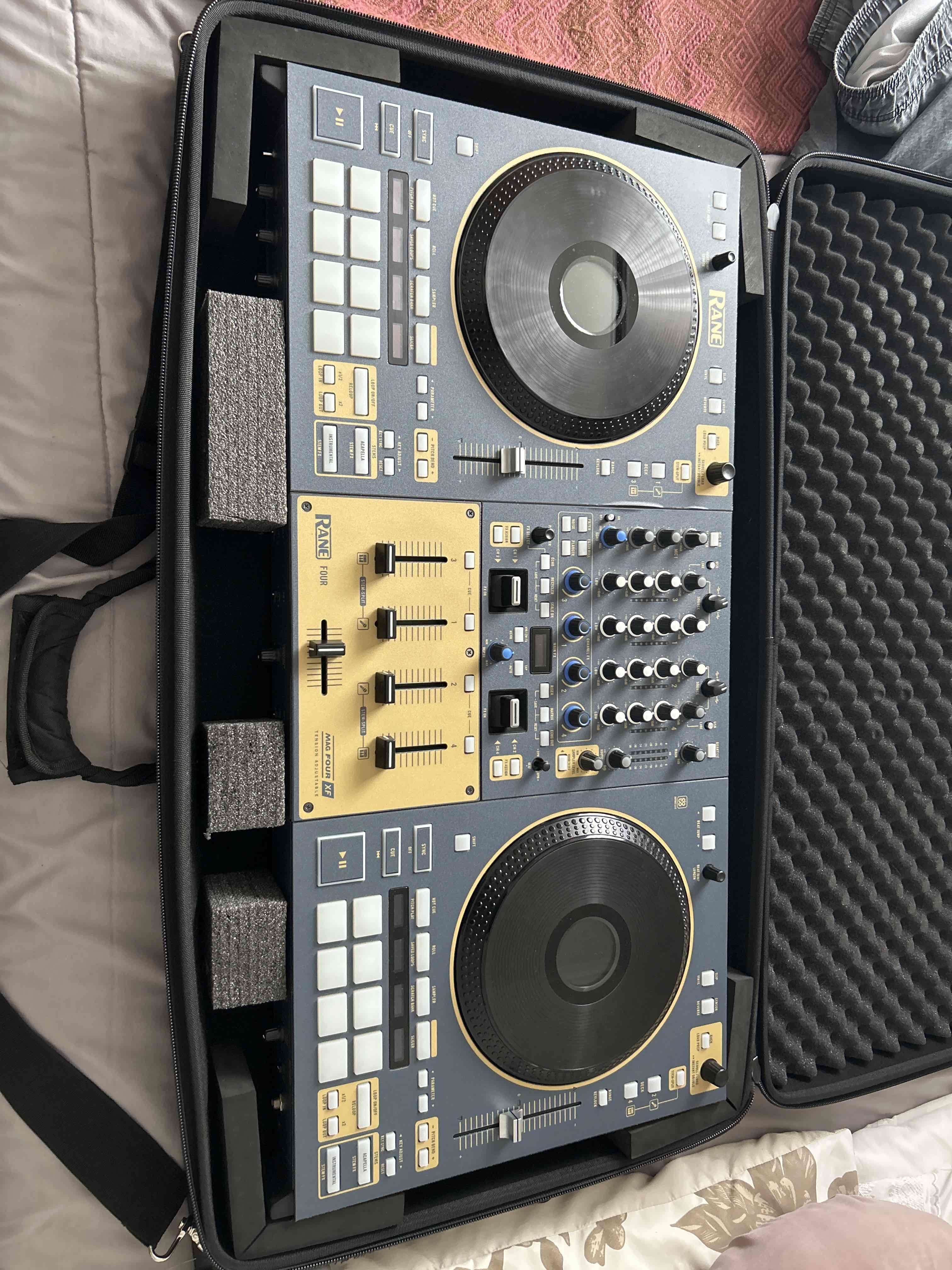 Controlador DJ profesional Rane four - miniatura 1