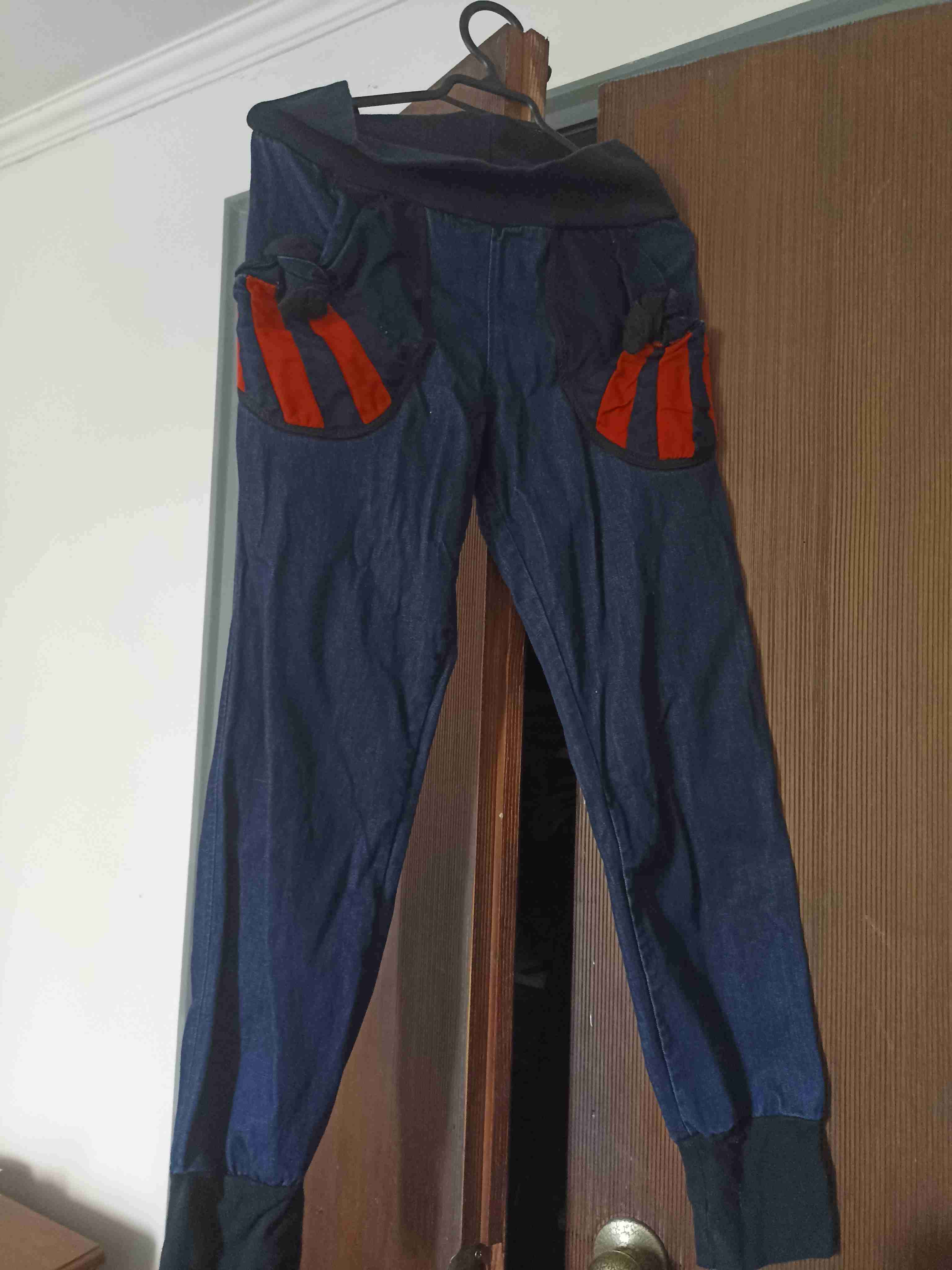 Pantalones deportivos azul con rojo