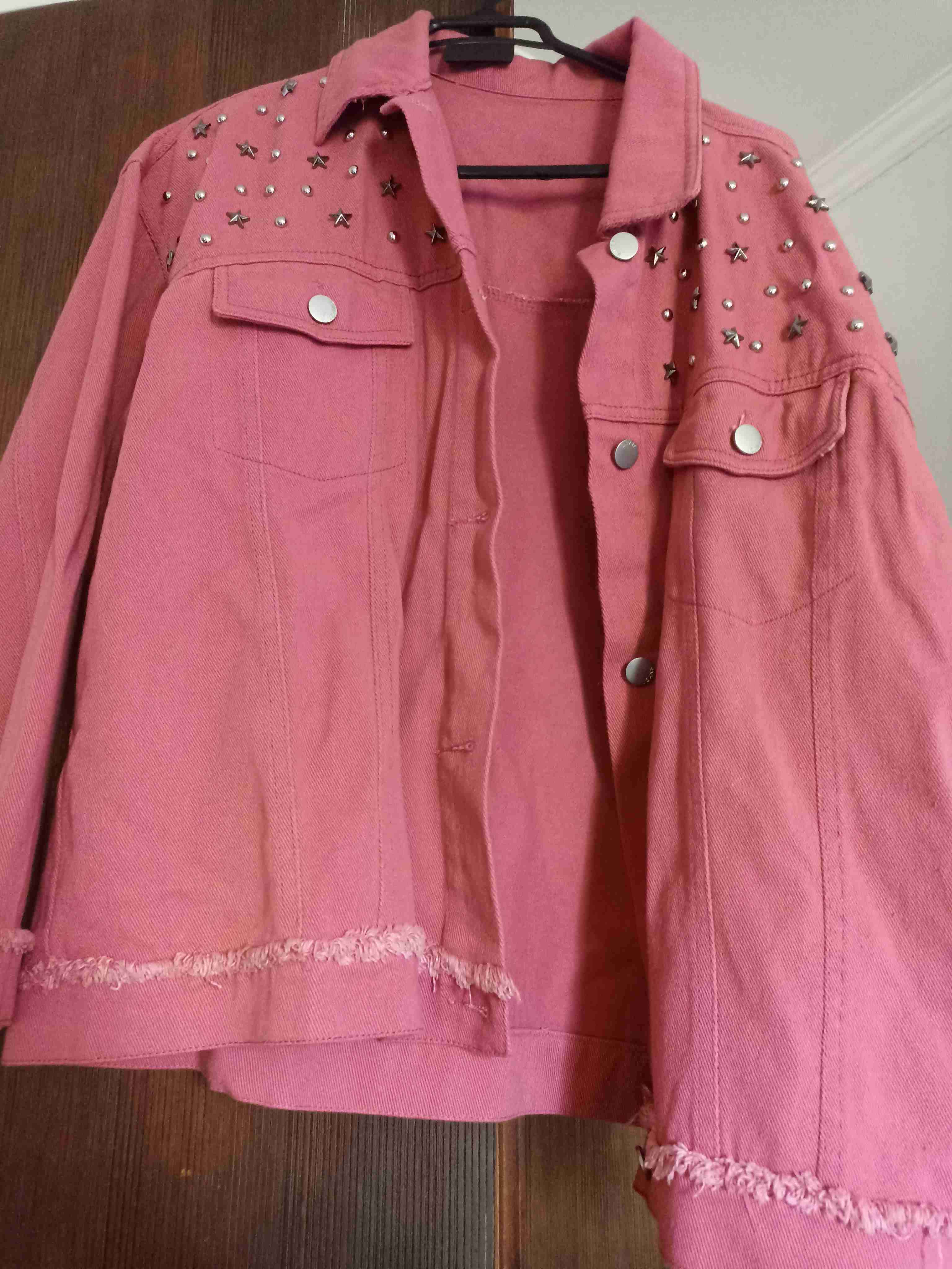 Chaqueta de mezclilla rosa con tachas