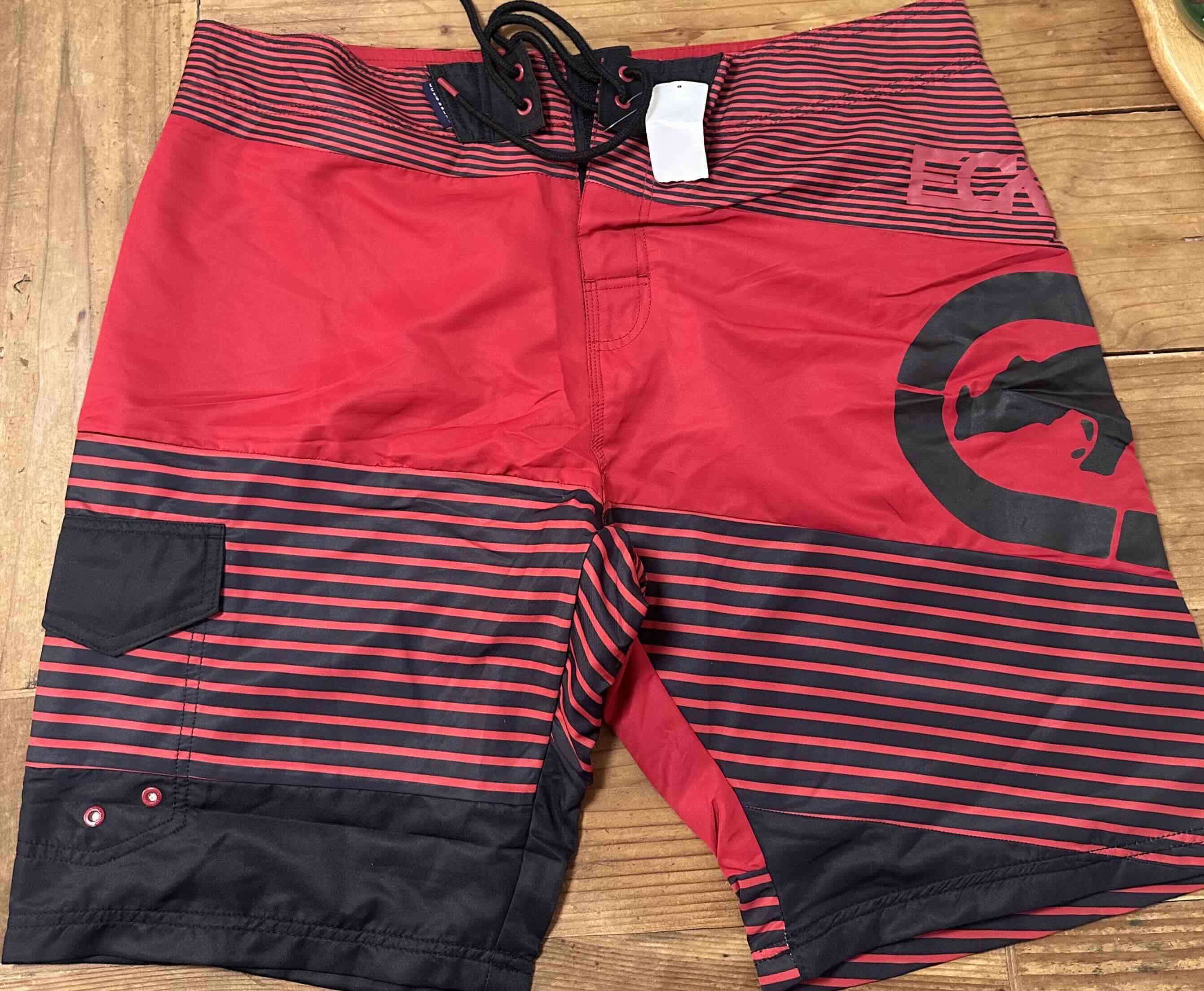 Shorts de playa rojo y negro