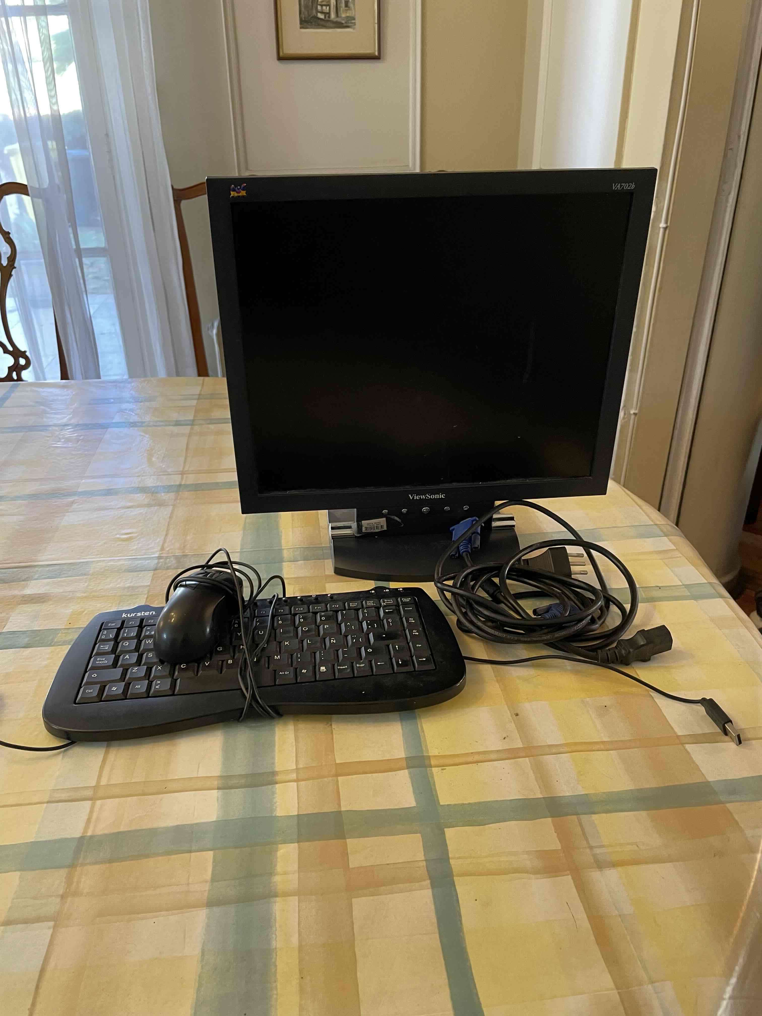 Monitor ViewSonic con teclado y mouse - miniatura 1