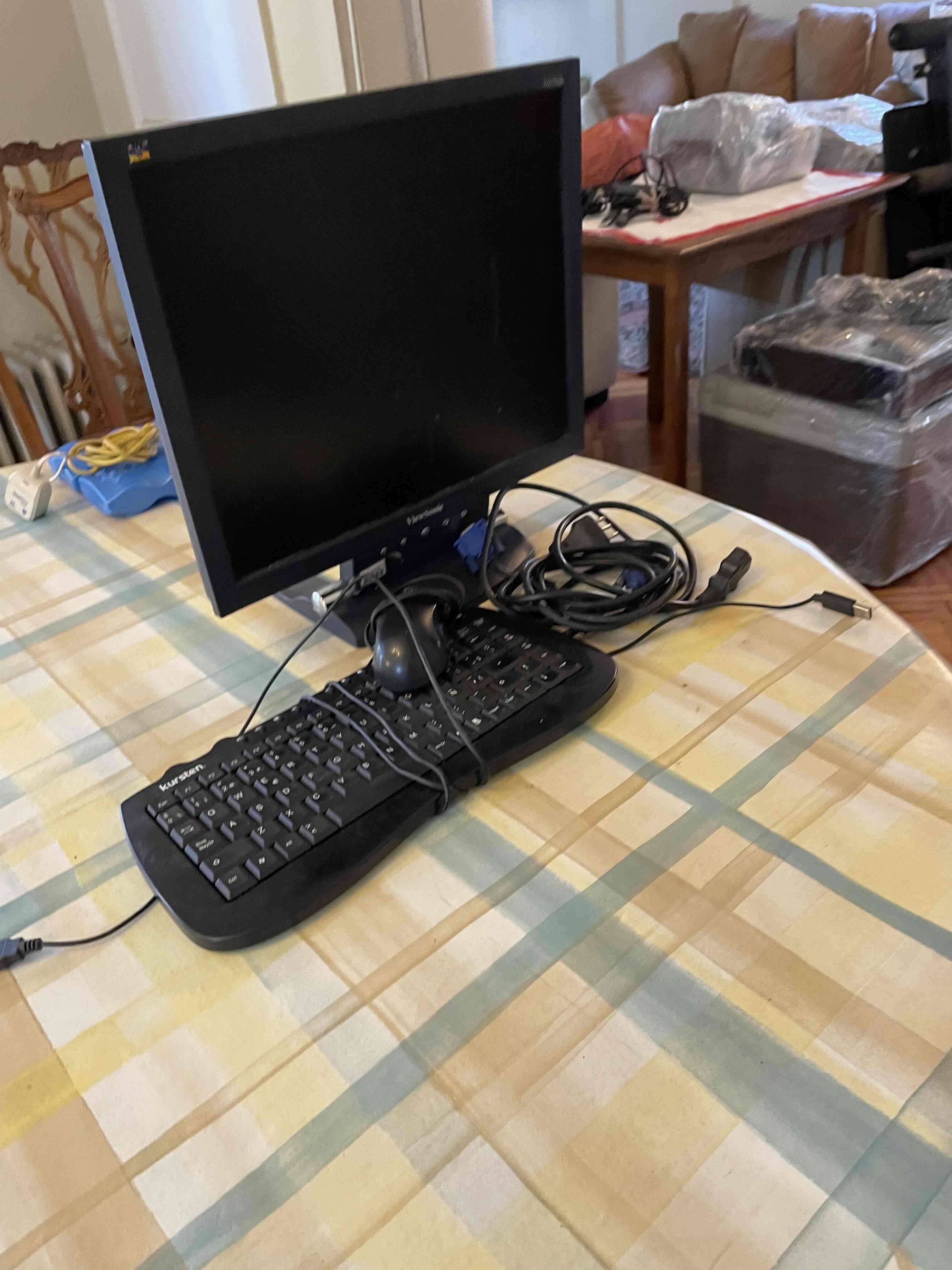 Monitor ViewSonic con teclado y mouse - miniatura 2