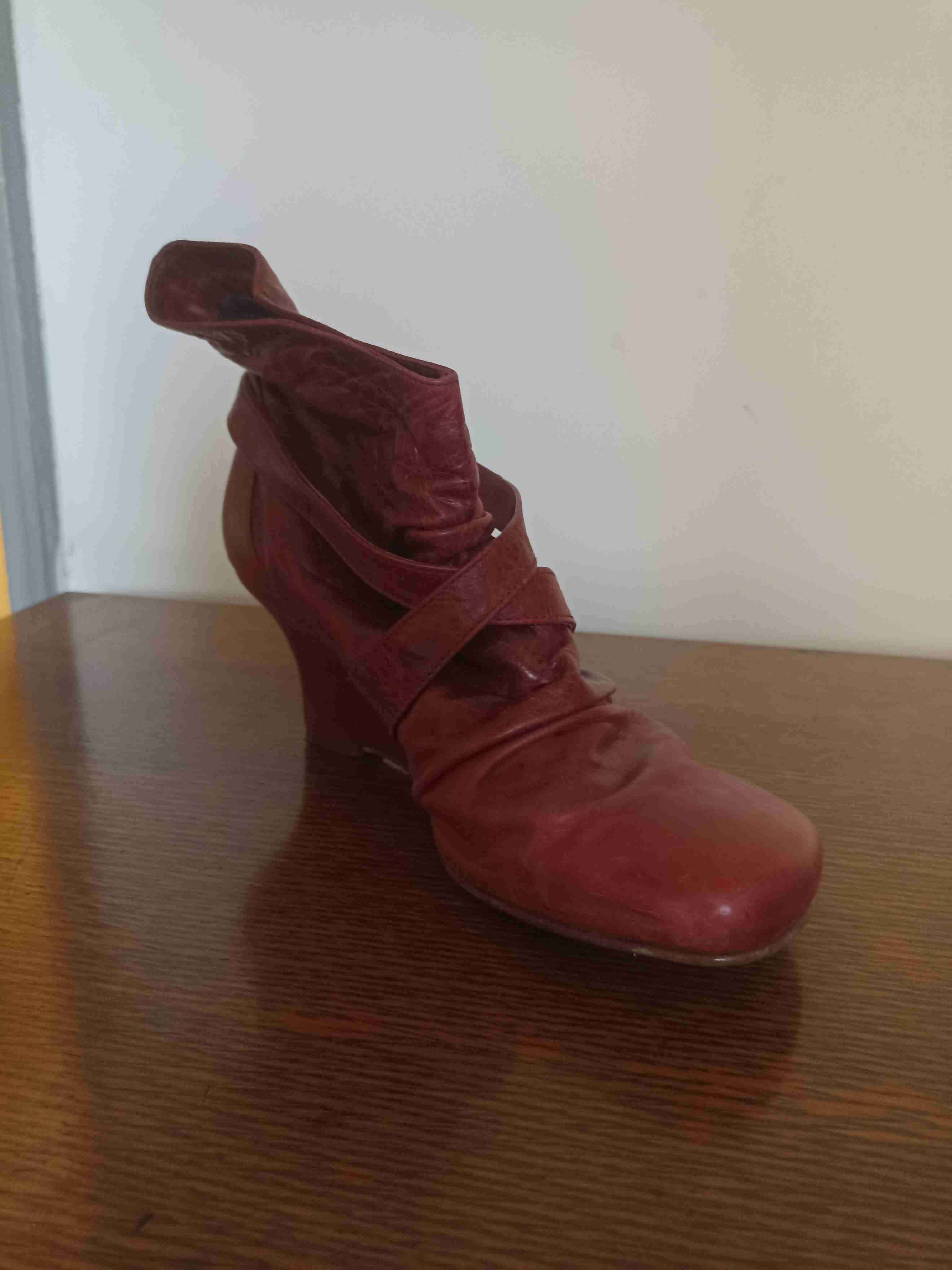 Botín de cuero burdeos