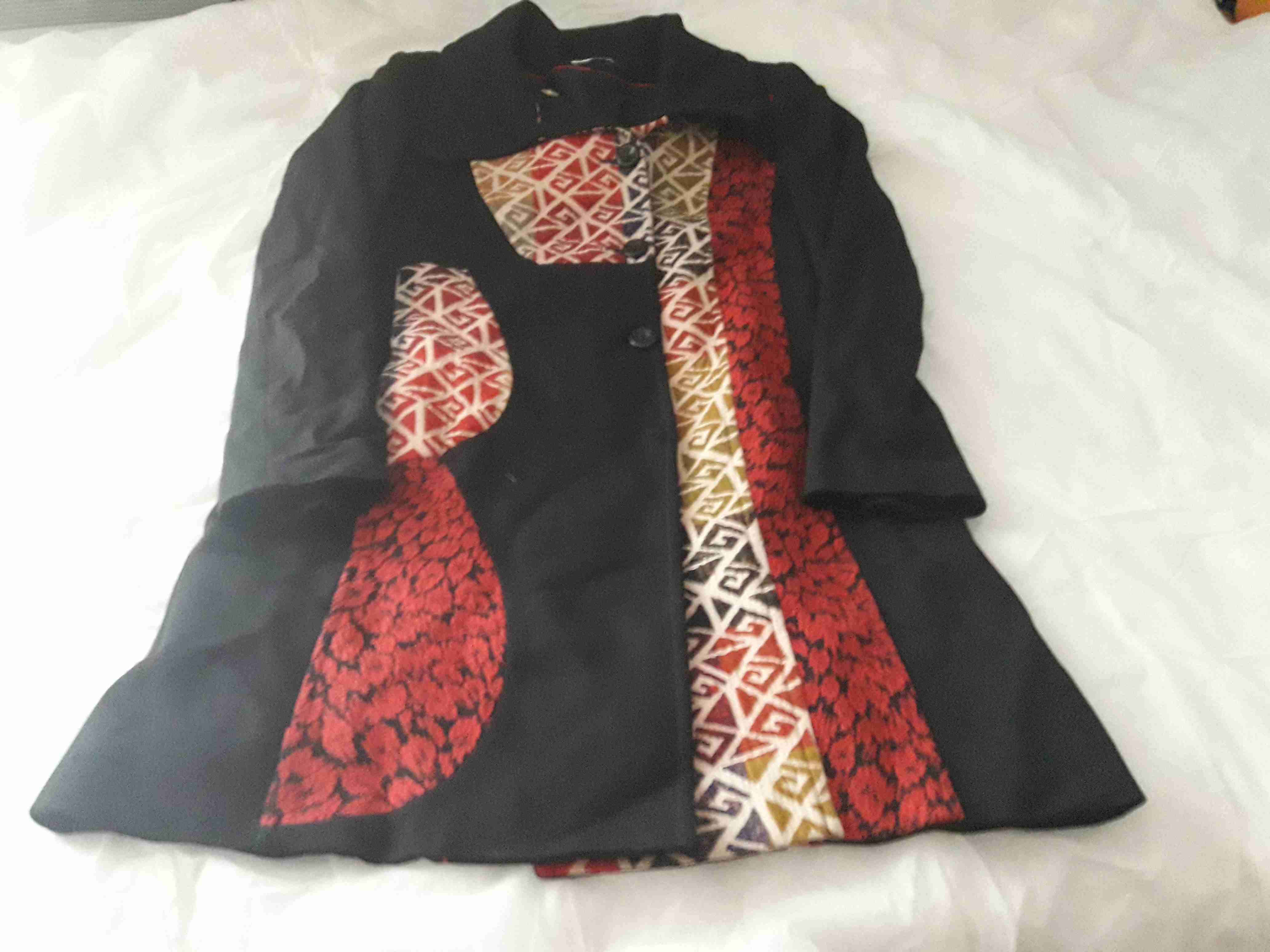 Abrigo negro con diseño bohemio - miniatura 1