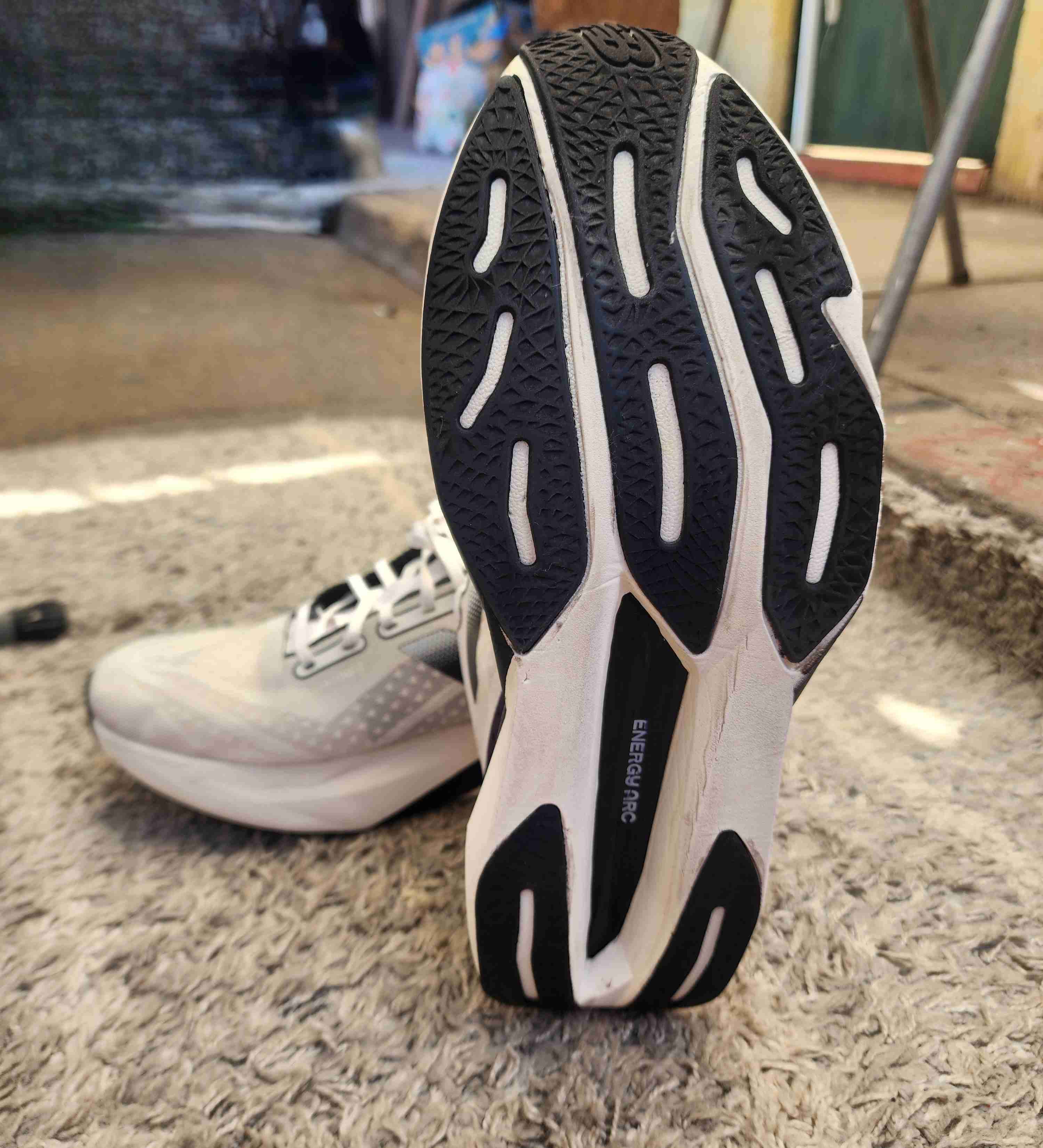 Zapatillas deportivas blancas y negras - miniatura 1