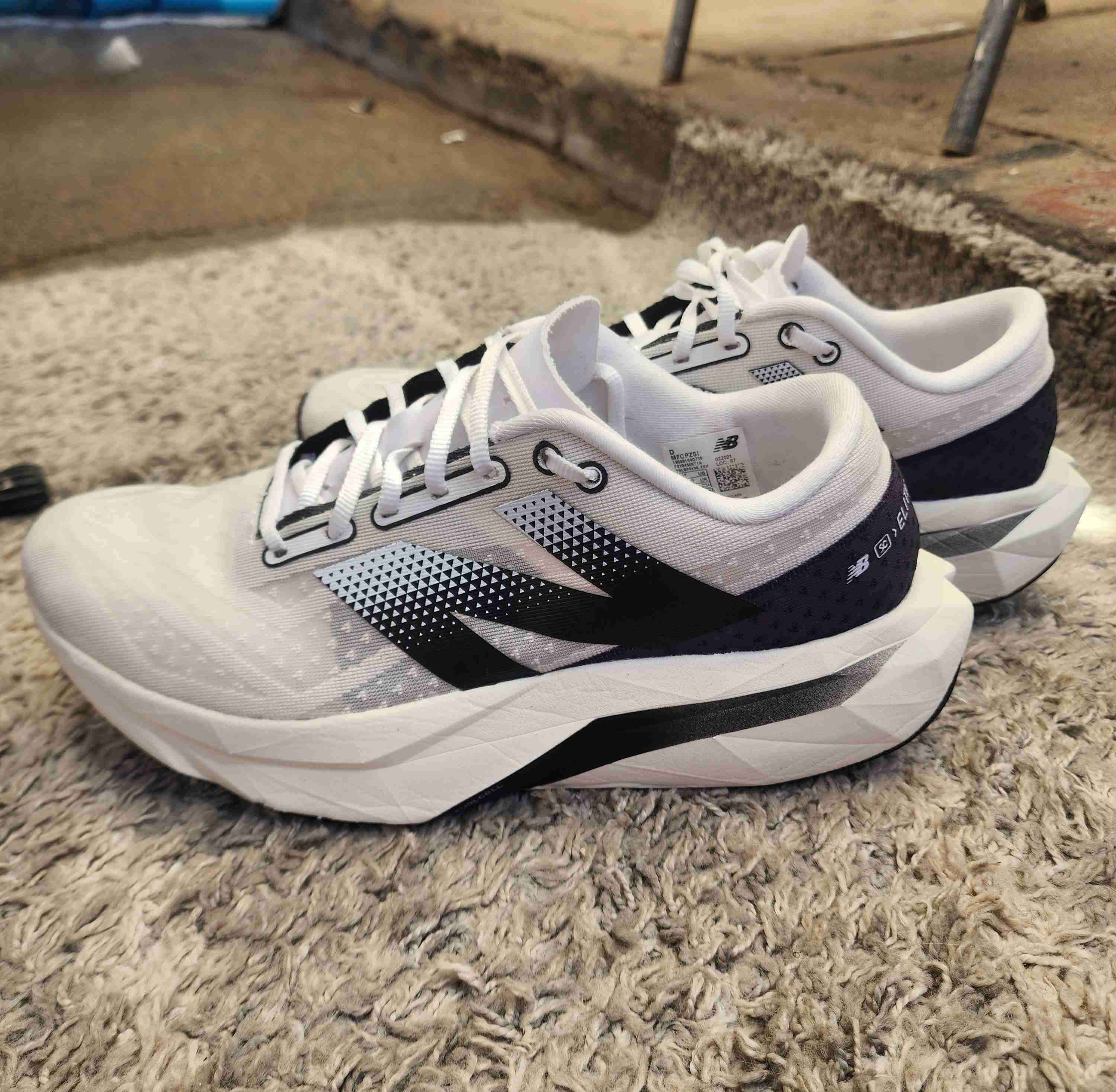 Zapatillas deportivas blancas y negras - miniatura 2