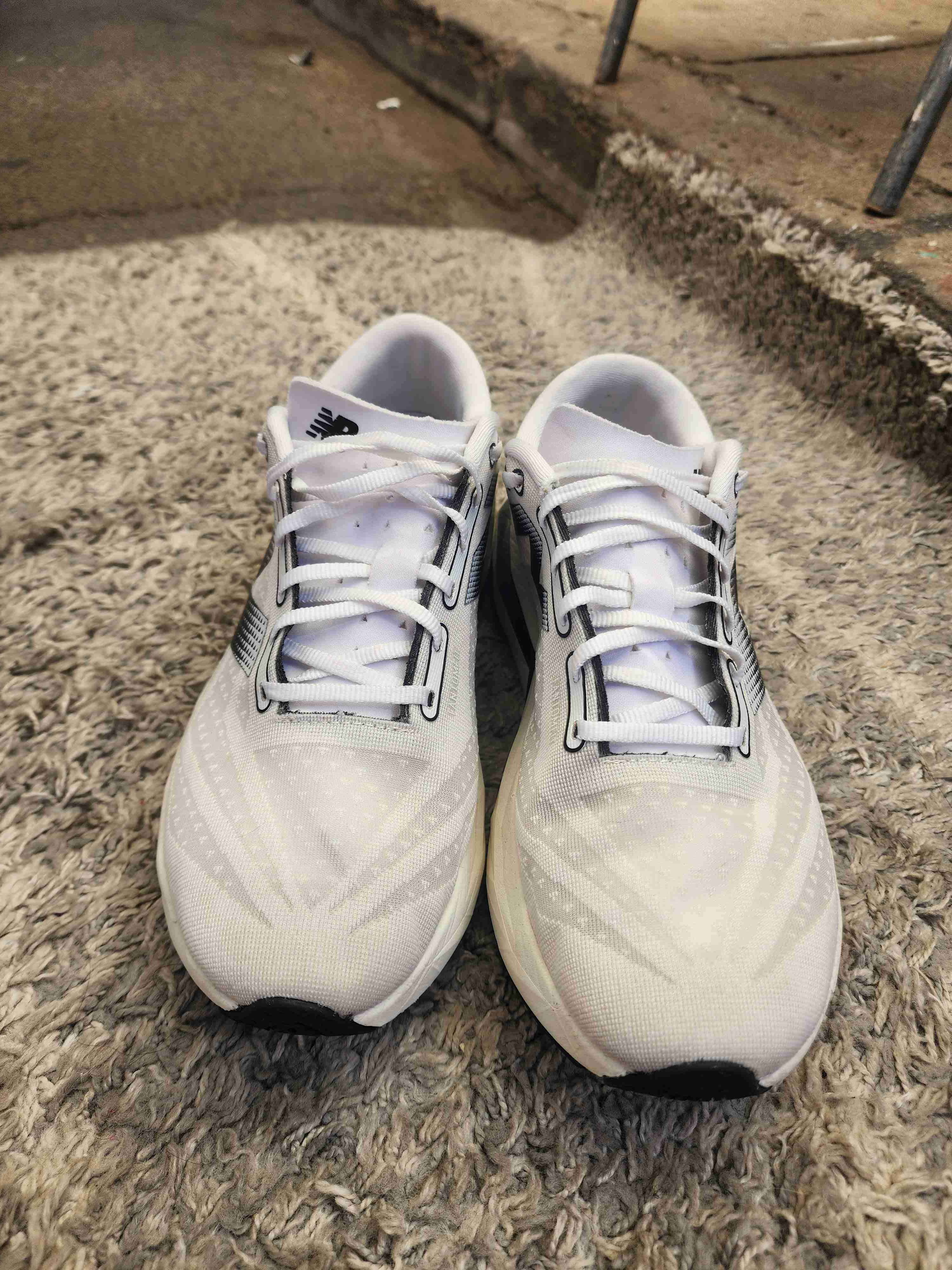 Zapatillas deportivas blancas y negras - miniatura 3